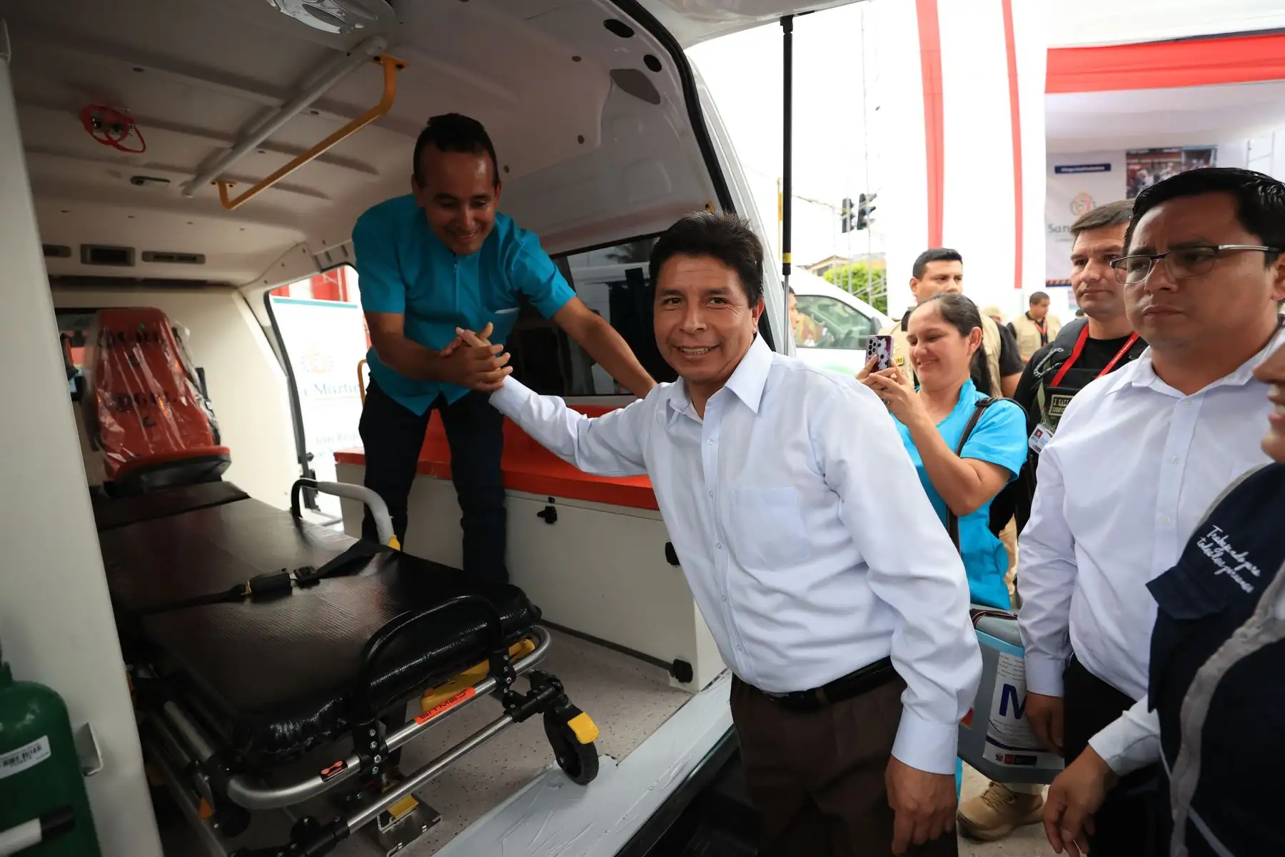 Presidente Castillo en Moyobamba, entrega cheque al beneficiario 200 000 de FertiAbono; tres ambulancias a la DIRESA San Martín; y 15 camionetas, 45 motocicletas y 3 deslizadores a las rondas campesinas.

Foto: ANDINA/Prensa Presidencia
