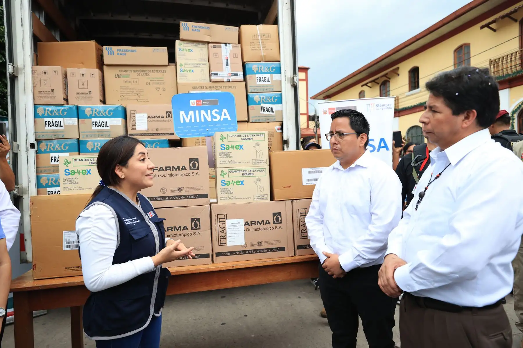 Presidente Castillo en Moyobamba, entrega cheque al beneficiario 200 000 de FertiAbono; tres ambulancias a la DIRESA San Martín; y 15 camionetas, 45 motocicletas y 3 deslizadores a las rondas campesinas.

Foto: ANDINA/Prensa Presidencia