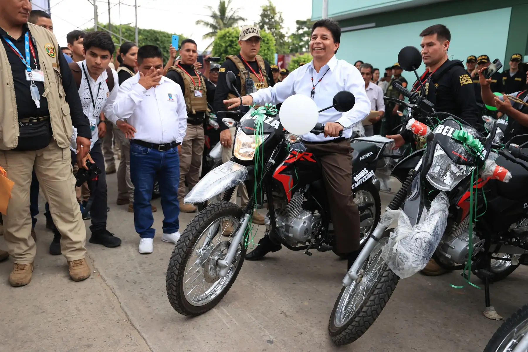 Presidente Castillo en Moyobamba, entrega cheque al beneficiario 200 000 de FertiAbono; tres ambulancias a la DIRESA San Martín; y 15 camionetas, 45 motocicletas y 3 deslizadores a las rondas campesinas.

Foto: ANDINA/Prensa Presidencia