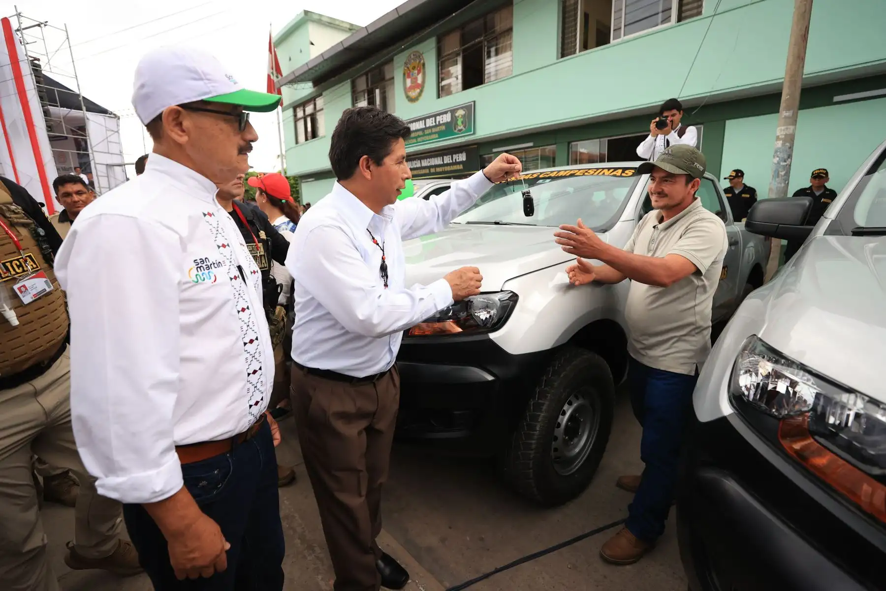 Presidente Castillo en Moyobamba, entrega cheque al beneficiario 200 000 de FertiAbono; tres ambulancias a la DIRESA San Martín; y 15 camionetas, 45 motocicletas y 3 deslizadores a las rondas campesinas.

Foto: ANDINA/Prensa Presidencia