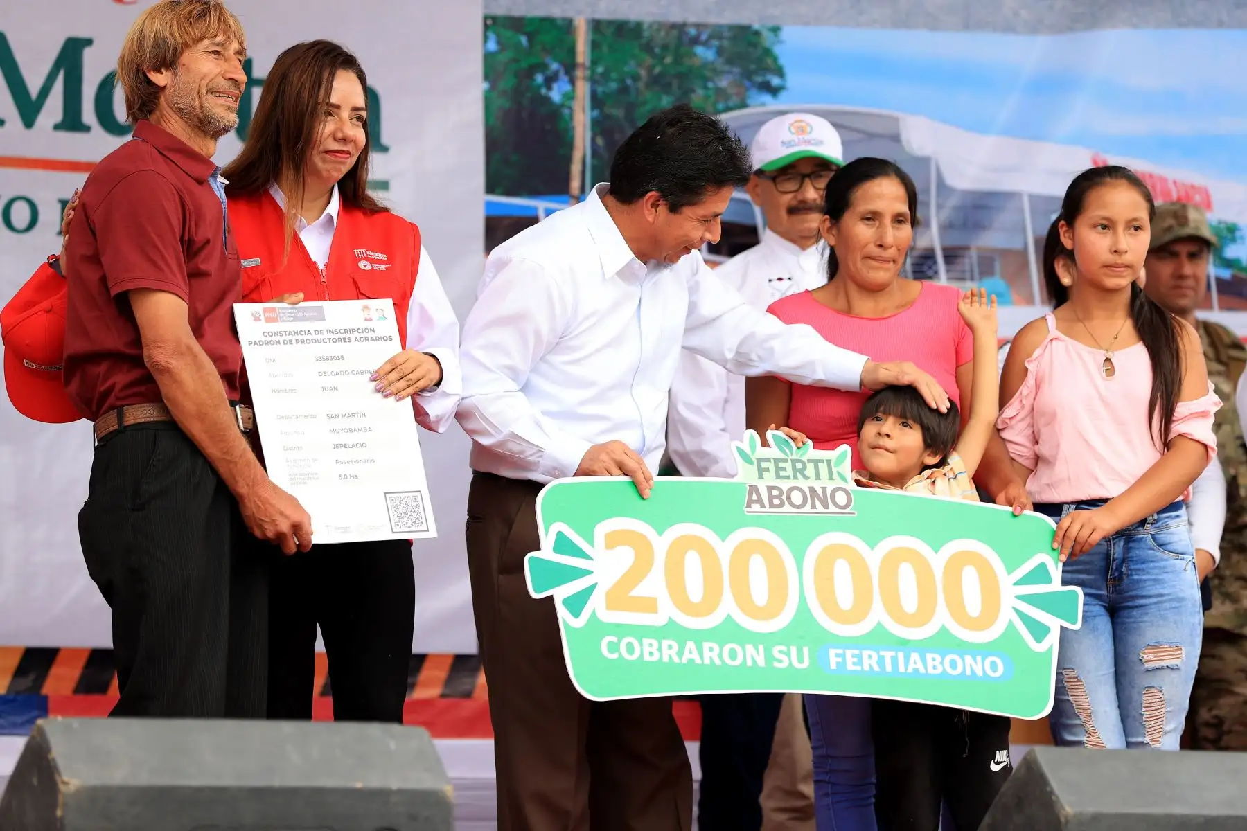Presidente Castillo en Moyobamba, entrega cheque al beneficiario 200 000 de FertiAbono; tres ambulancias a la DIRESA San Martín; y 15 camionetas, 45 motocicletas y 3 deslizadores a las rondas campesinas.

Foto: ANDINA/Prensa Presidencia