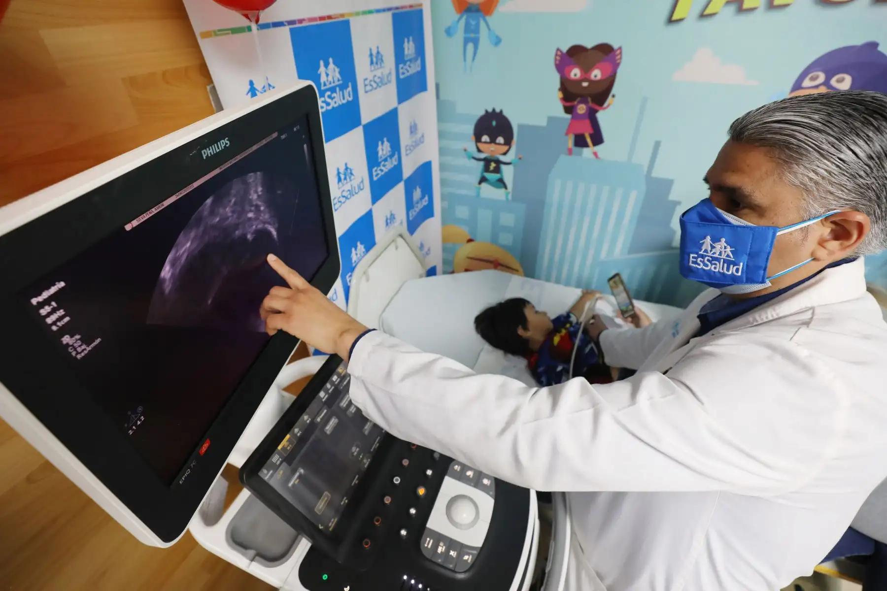 El Seguro Social de Salud (EsSalud) salvó la vida de un niño de dos años de edad a través de una cirugía de alta complejidad, donde un equipo de médicos del Instituto Nacional Cardiovascular (Incor) le extirpó un tumor del corazón.

Foto: ANDINA/ESSALUD