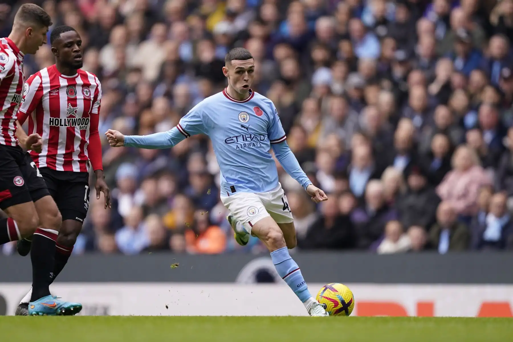 Phil Foden del Manchester City en acción durante el partido ante el Brentford FC por la Premier League. Foto: EFE