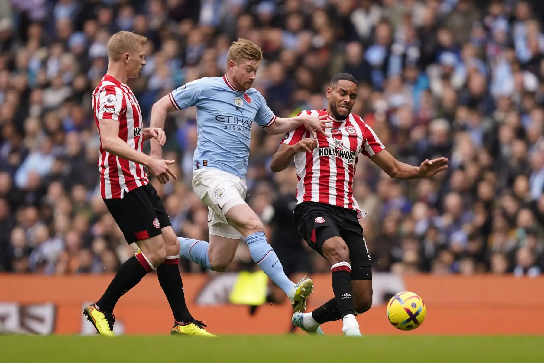 Kevin De Bruyne del Manchester City en acción contra Ben Mee y Zanka del Brentford FC durante partido por la Premier League. Foto: EFE