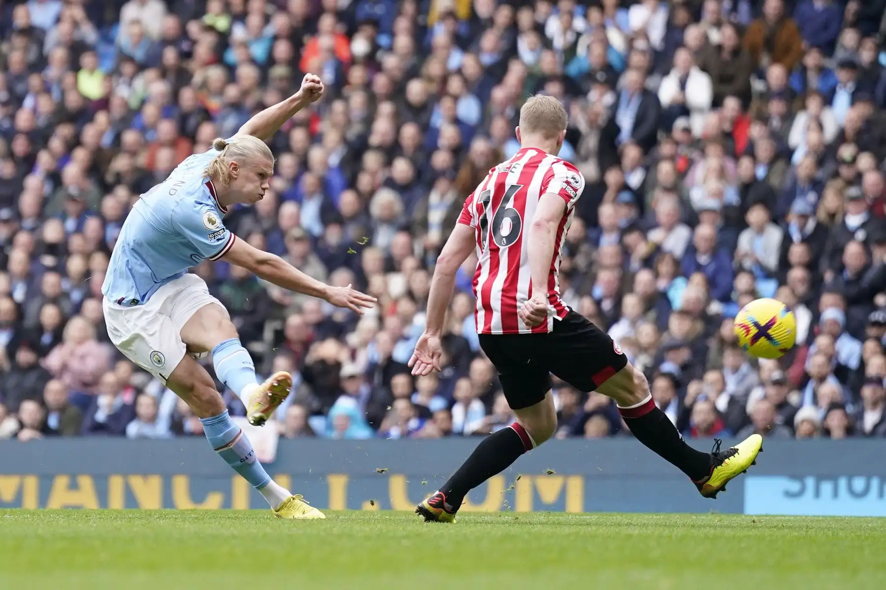 Erling Haaland de Manchester City en acción contra Ben Mee del Brentford FC durante el partido de la Premier League que disputa en el Etihad Stadium. Foto: EFE