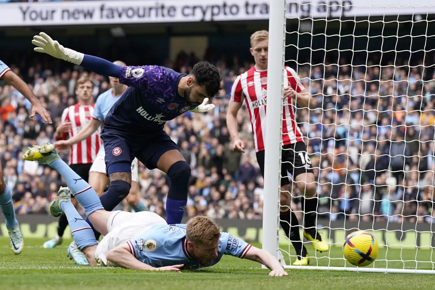 Kevin De Bruyne del Manchester City en acción contra el portero David Raya del Brentford FC durante el partido de la Premier League. Foto: EFE