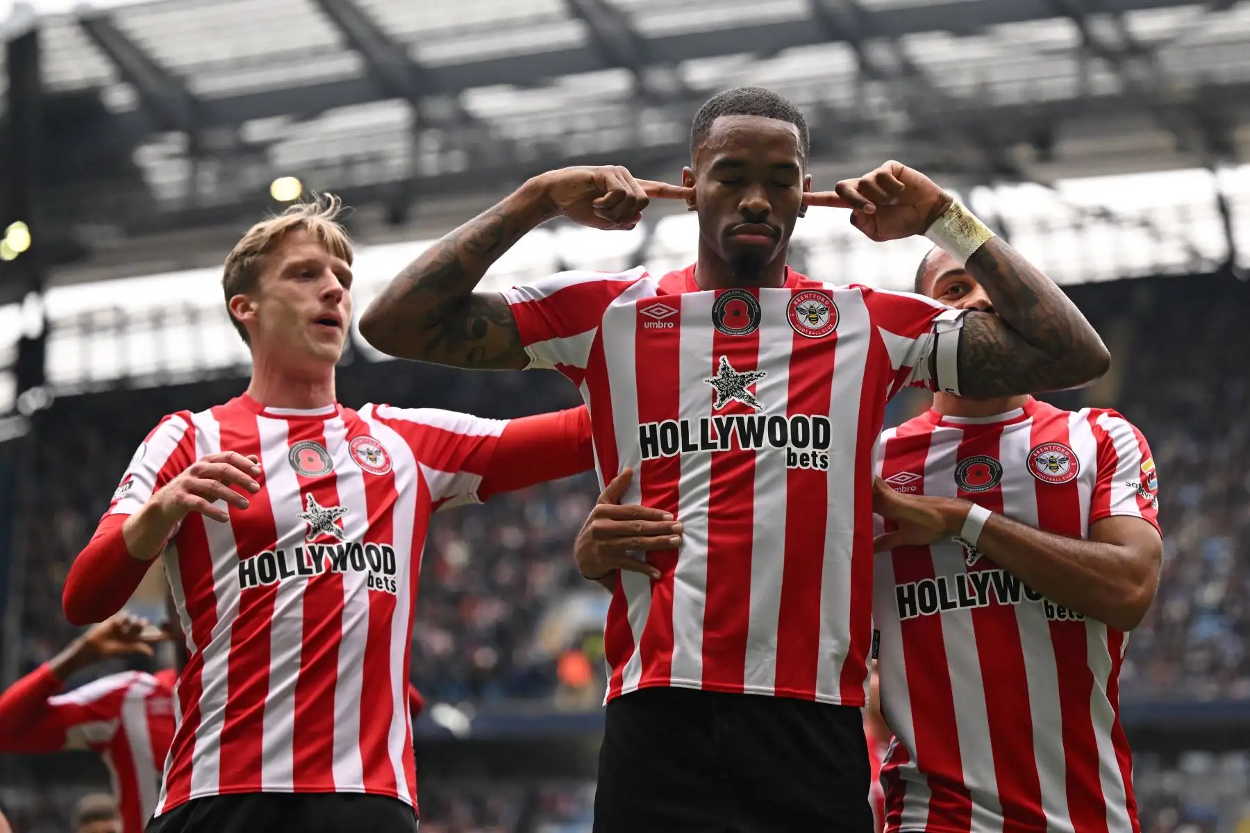 El delantero inglés del Brentford FC, Ivan Toney, celebra con sus compañeros de equipo después de marcar el primer gol de su equipo ante el Manchester City durante el partido de la Premier League. Foto: AFP