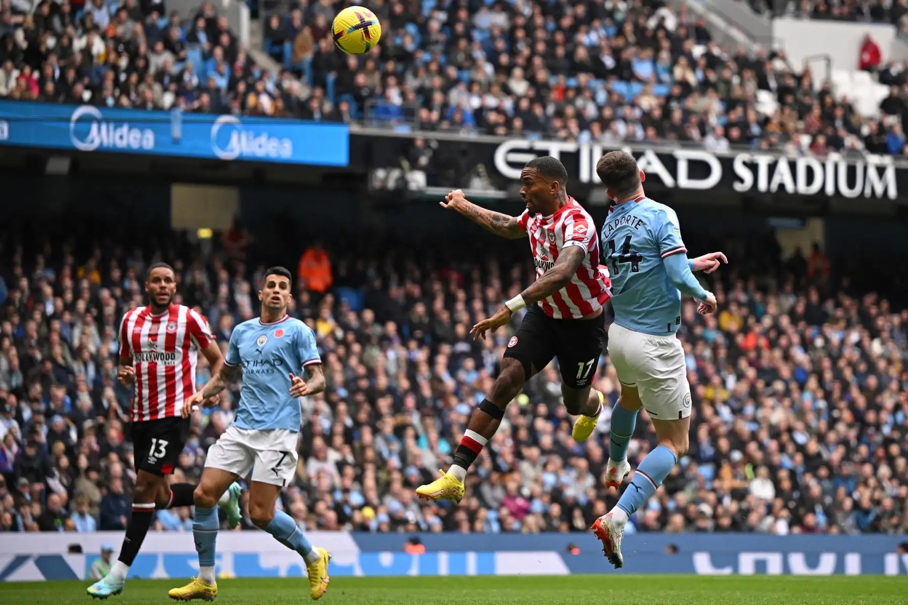 El delantero inglés del Brentford FC, Ivan Toney, anota el primer gol de su equipo ante el Manchester City durante el partido de la Premier League. Foto: AFP