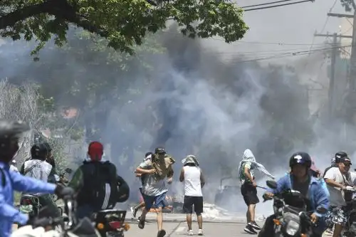 Los manifestantes chocan con la policía antidisturbios durante una protesta para exigir un censo para 2023 en Santa Cruz, Bolivia, el 11 de noviembre de 2022. Las protestas que se han prolongado durante 20 días en la región opositora de Santa Cruz, el motor económico de Bolivia y que es exigiendo un censo, han dejado cuatro muertos, una mujer violada y 178 heridos, según balance oficial difundido el 10 de noviembre de 2022. Foto: AFP