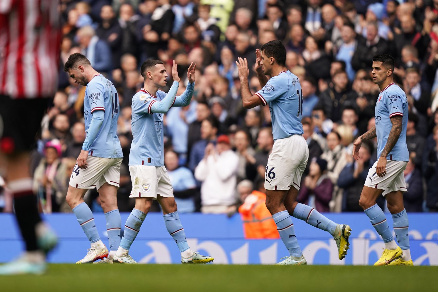Phil Foden del Manchester City celebra con sus compañeros tras marcar un gol durante el partido de la Premier League. Foto: EFE