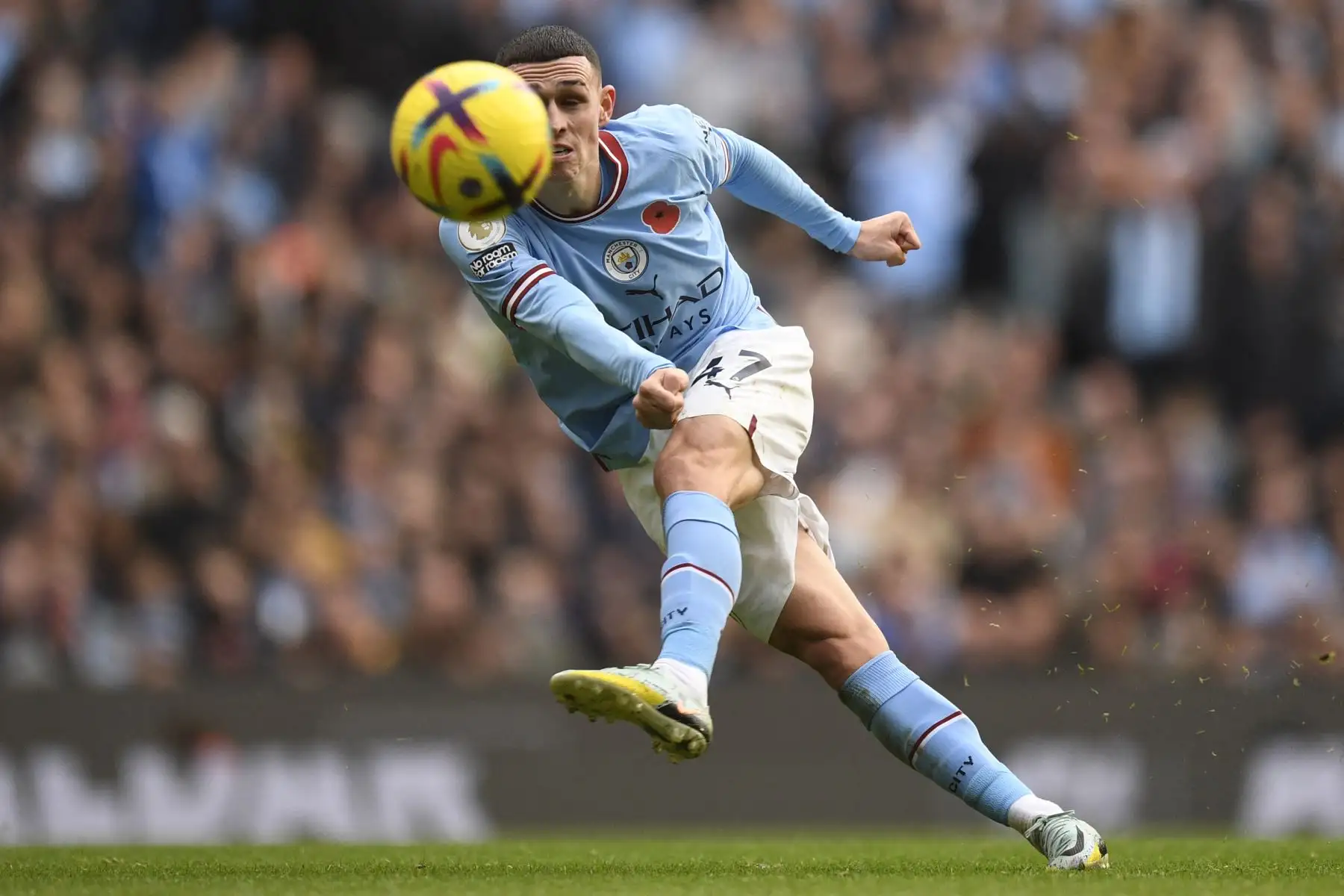 El mediocampista inglés del Manchester City, Phil Foden, dispara pero no logra anotar durante el partido de la Premier. Foto: AFP