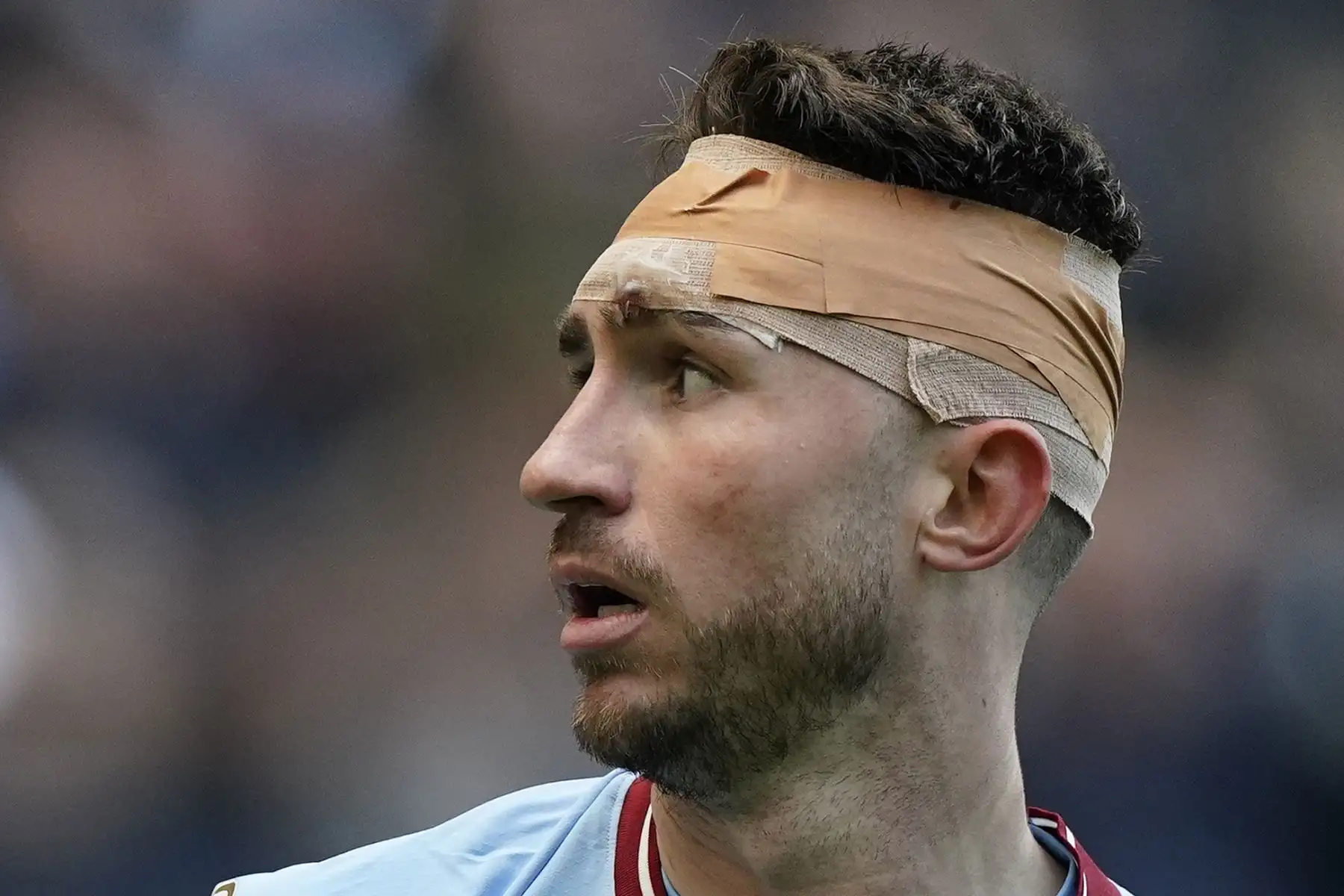 Aymeric Laporte del Manchester City reacciona tras recibir tratamiento médico durante el partido de la Premier. Foto: EFE