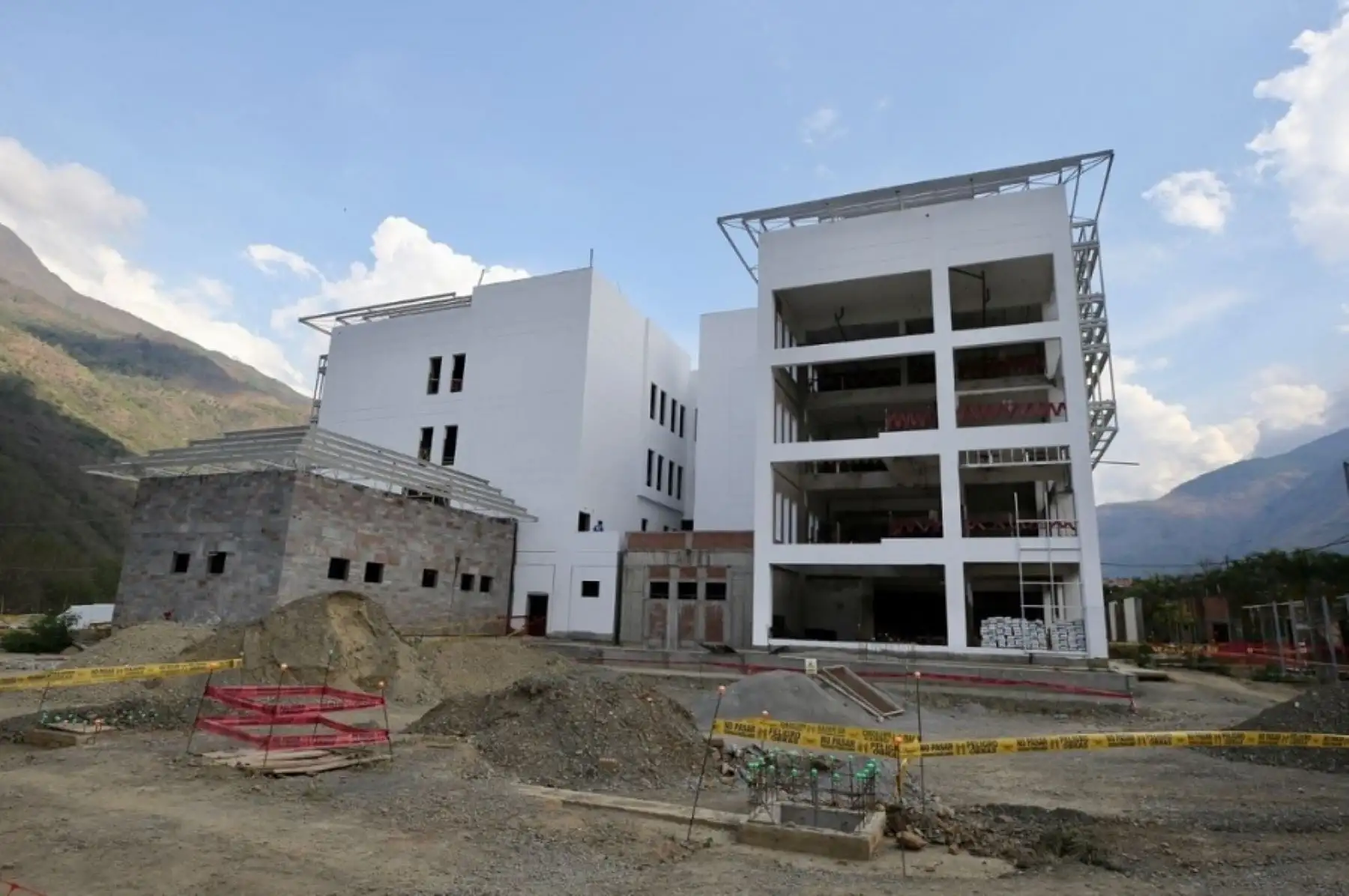 El coordinador general del Programa Nacional de Inversiones en Salud (Pronis), Carlos Cantorín, visitó Cusco para inspeccionar in situ el avance de las obras y poder tomar las decisiones adecuadas que permitan mejorar el ritmo de avance de la obra y culminar la construcción del nuevo Hospital Quillabamba, ubicado en el distrito de Santa Ana de la provincia La Convención.