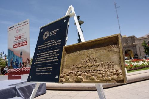 El Proyecto Especial Bicentenario del Ministerio de Cultura entregó una placa y una escultura en alto relieve que representa las proclamaciones de independencia del pueblo moqueguano, como parte de las actividades conmemorativas por los 208 años de la primera proclamación de independencia de Moquegua.