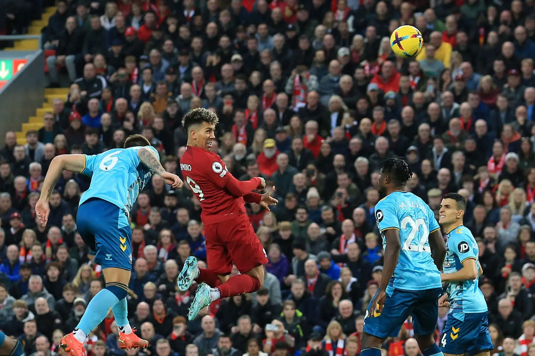 El delantero brasileño del Liverpool, Roberto Firmino, salta para cabecear el balón en el área durante el partido frente al Southampton por la Premier League, en Anfield. Foto: AFP