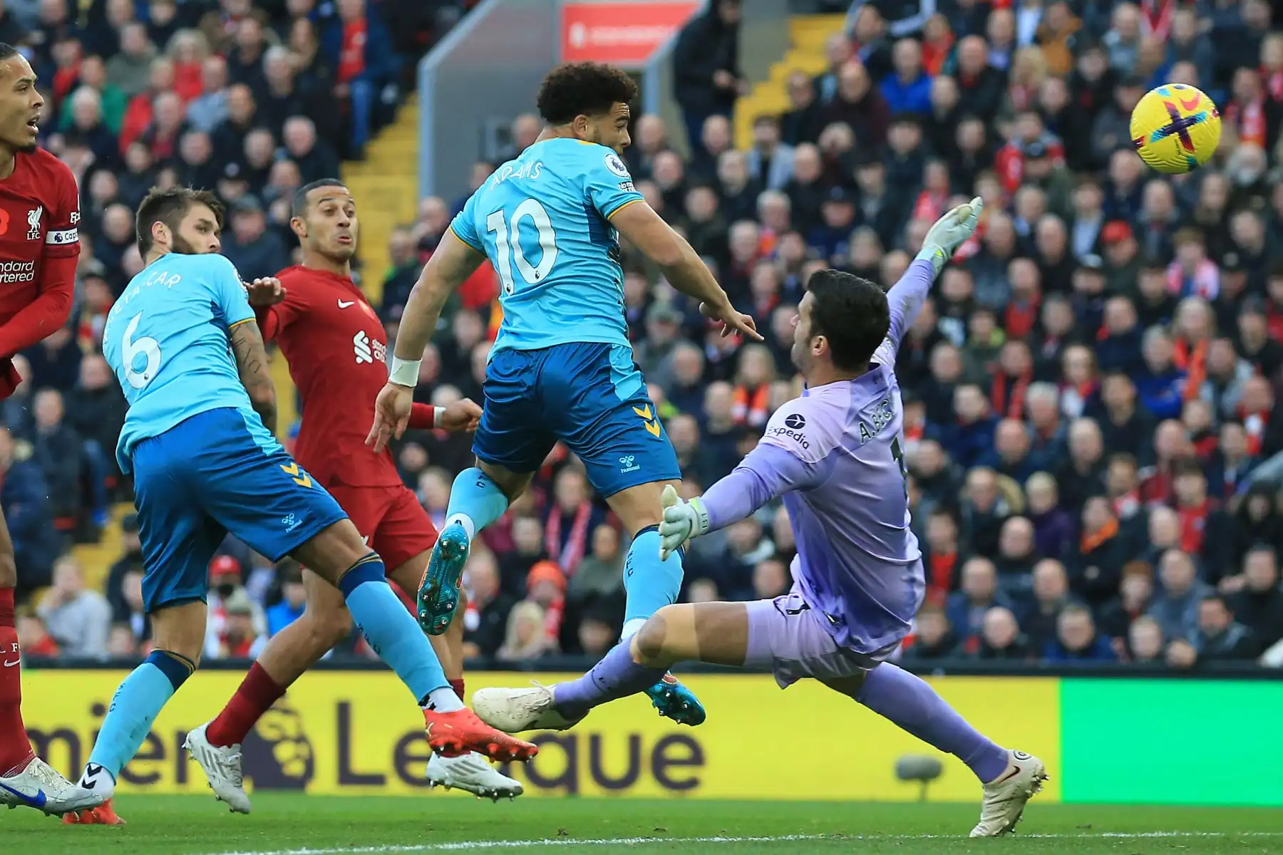 El mediocampista inglés de Southampton, Che Adams, anota el primer gol de su equipo durante el partido de la Premier League. Foto: AFP