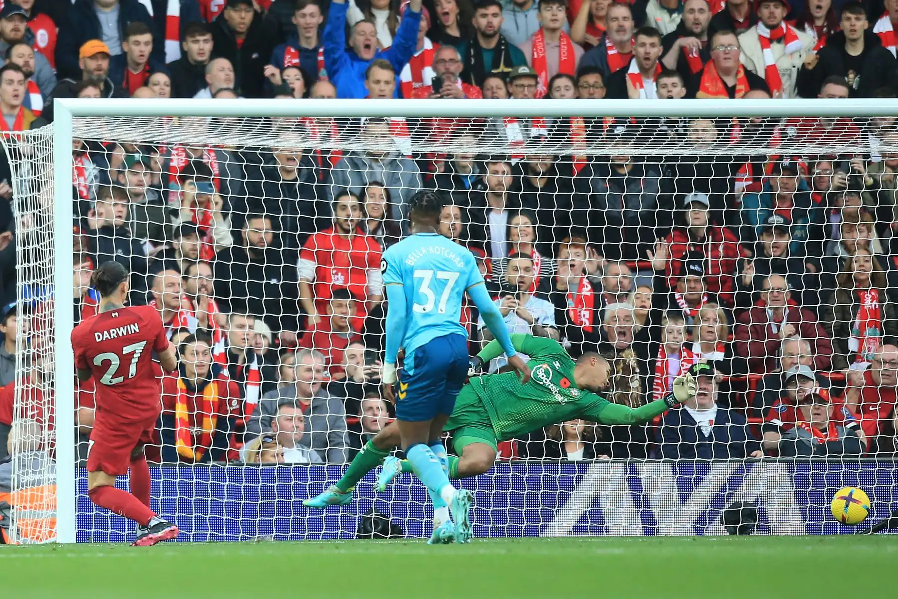 El delantero uruguayo de Liverpool, Darwin Nunez, anota el segundo gol de su equipo frente al  Southampton durante el partido de la Premier League. Foto: AFP