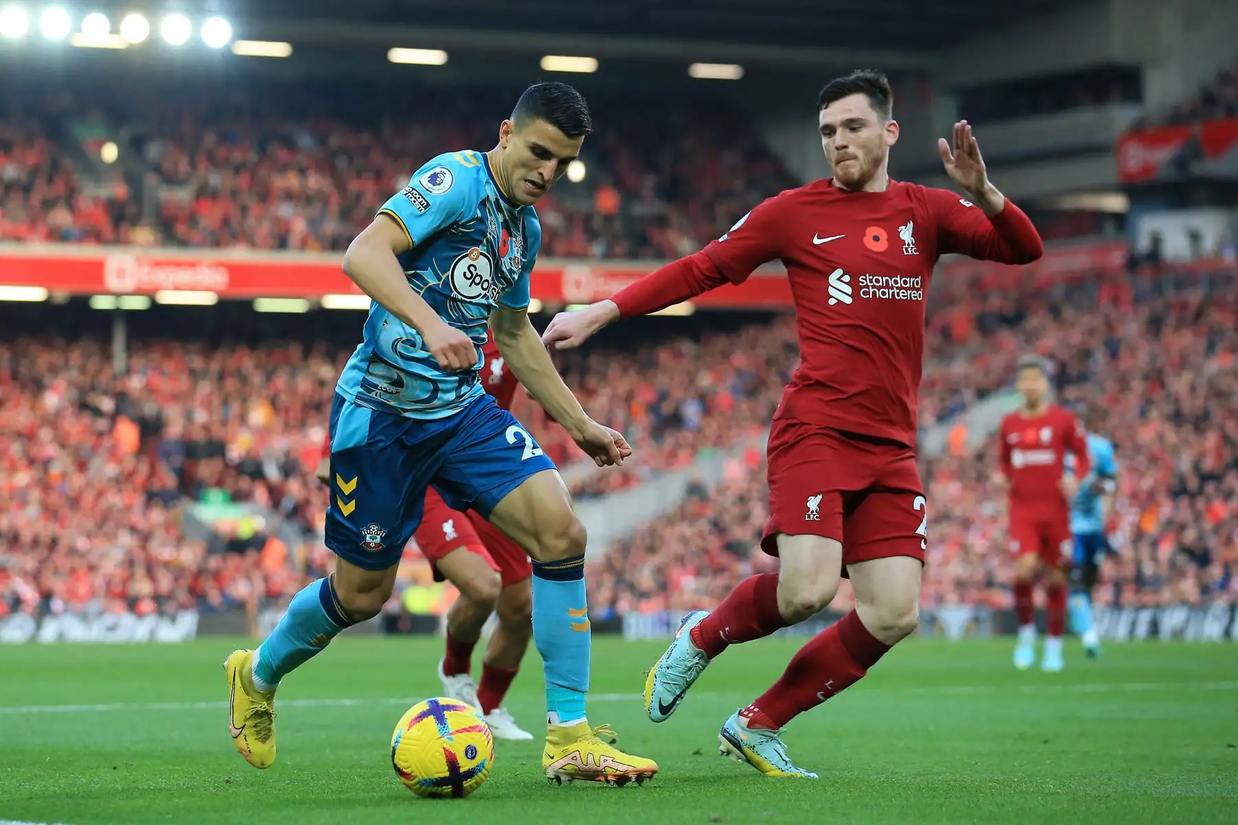 El centrocampista noruego de Southampton, Mohamed Elyounoussi, compite con el defensor escocés de Liverpool, Andrew Robertson, durante el partido de la Premier League. Foto: AFP