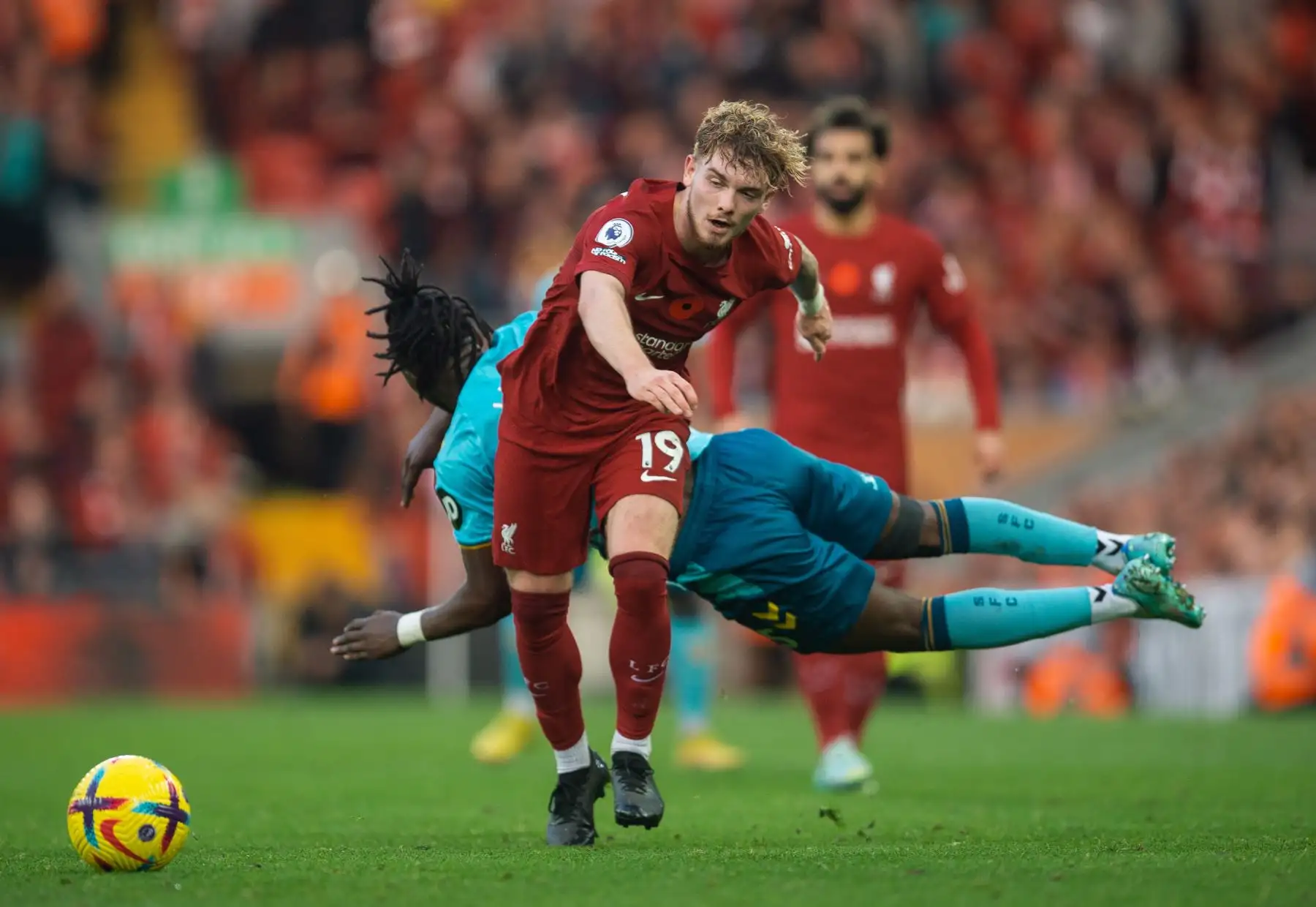 Romeo Lavia de Southampton en acción con Harvey Elliott del Liverpool durante el partido de la Premier League. Foto: EFE