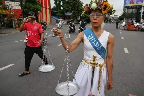 En esta foto de archivo tomada el 3 de mayo de 2022, Theary Seng (derecha), una abogada y activista estadounidense-camboyana que enfrenta cargos de traición e incitación, camina por la calle frente al tribunal municipal de Phnom Penh antes de su audiencia en Phnom Penh. Foto: AFP