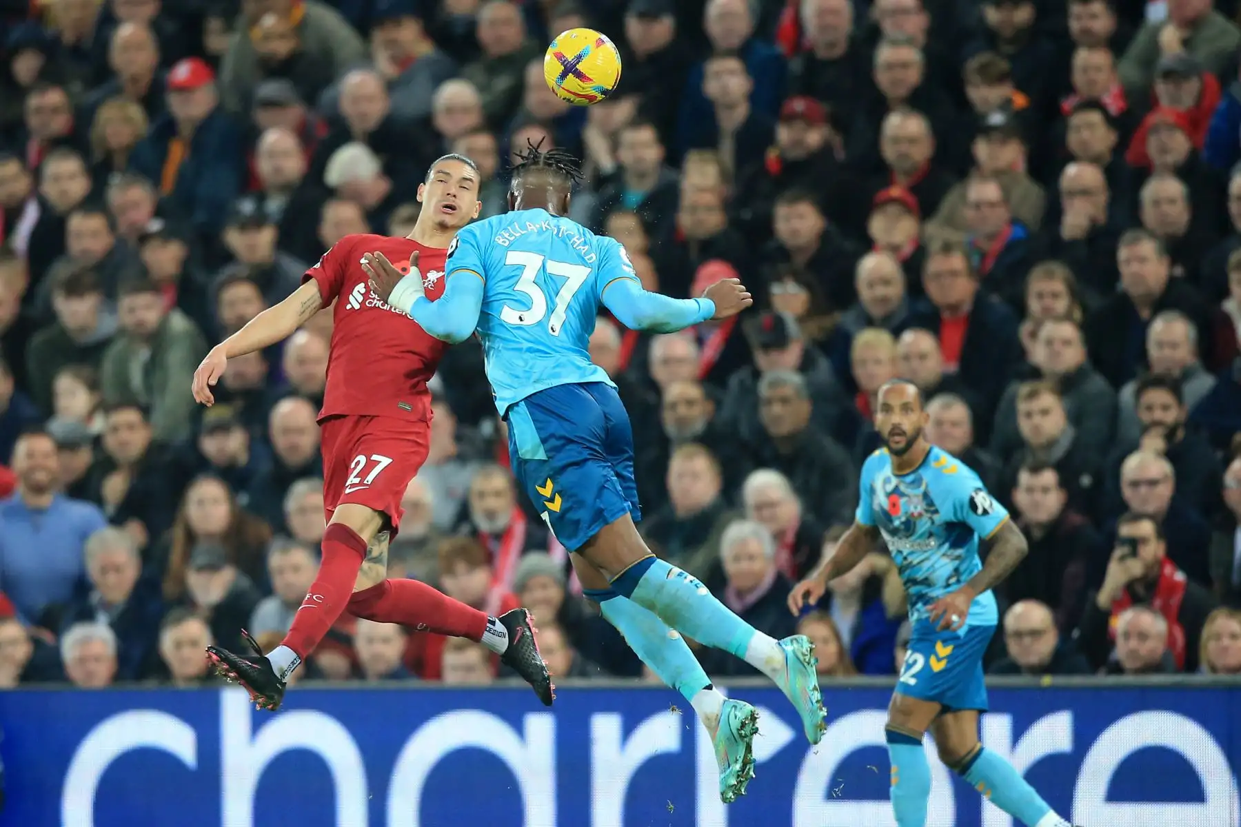 El delantero uruguayo del Liverpool, Darwin Núñez, salta para cabecear el balón con el defensor alemán del Southampton, Armel Bella-Kotchap, durante el partido de la Premier League. Foto: AFP