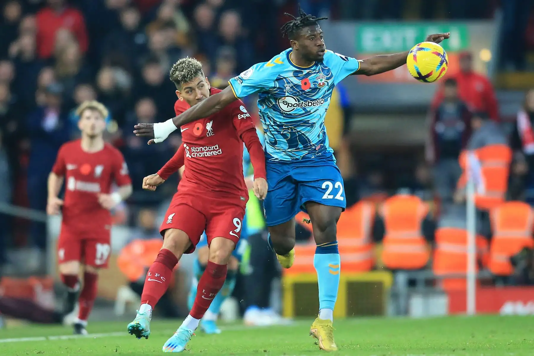 El delantero brasileño del Liverpool, Roberto Firmino, compite con el defensa ghanés del Southampton, Mohammed Salisu, durante el partido de la Premier League. Foto: AFP