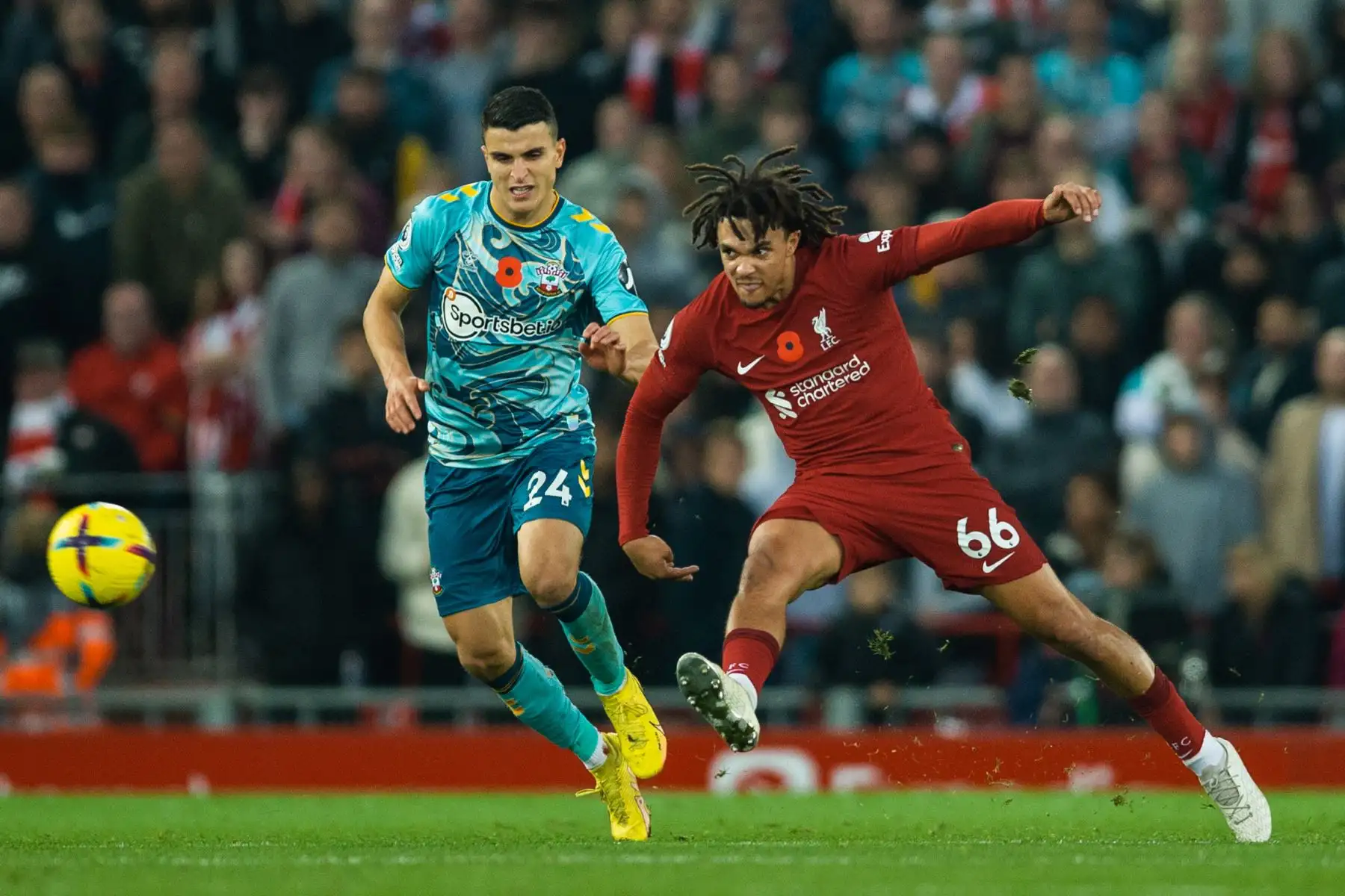Mohamed Elyounoussi de Southampton en acción con Trent Alexander-Arnold de Liverpool durante el partido de la Premier League. Foto: EFE