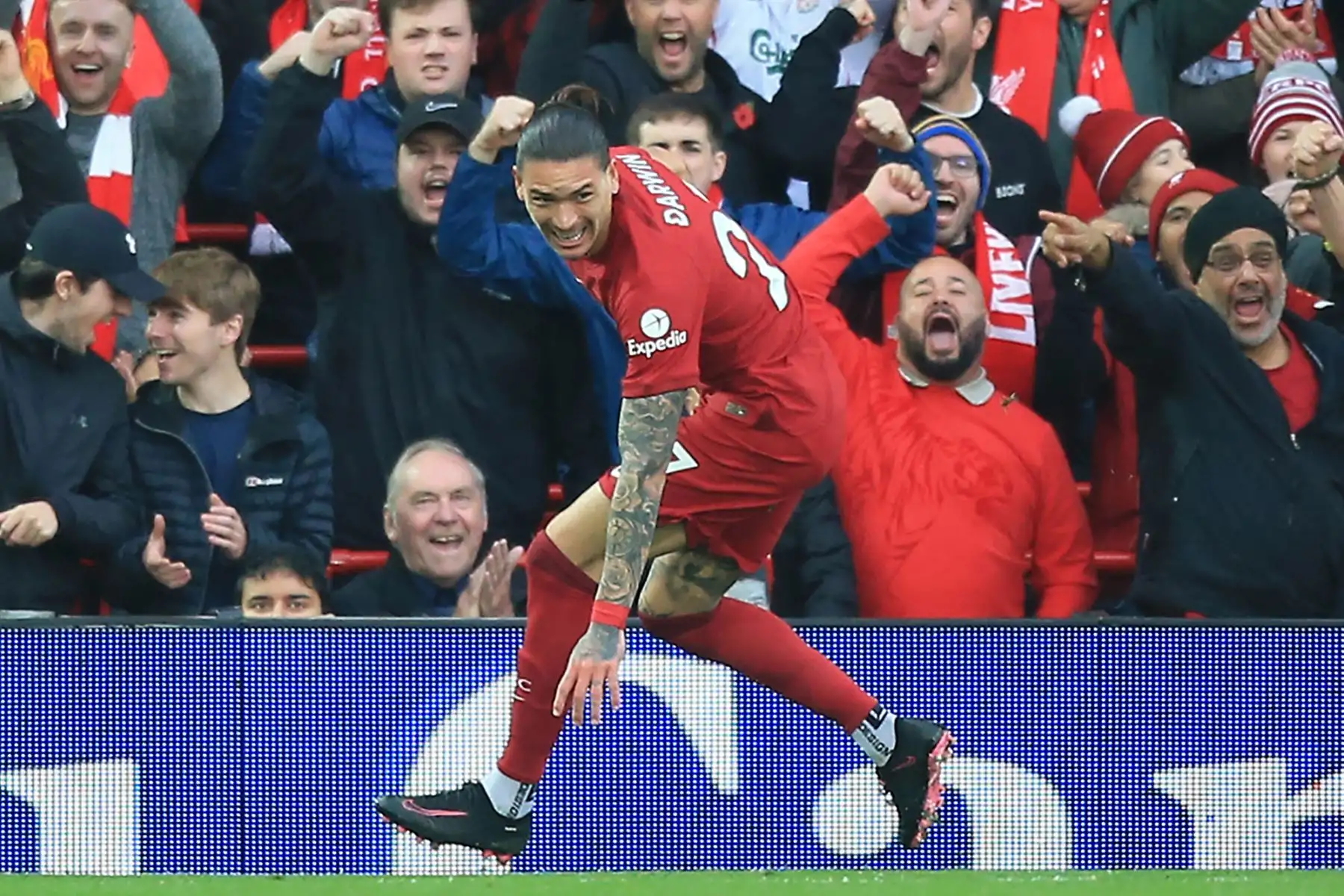 El delantero uruguayo del Liverpool, Darwin Núñez, celebra marcar el segundo gol de su equipo durante el partido de la Premier League. Foto: