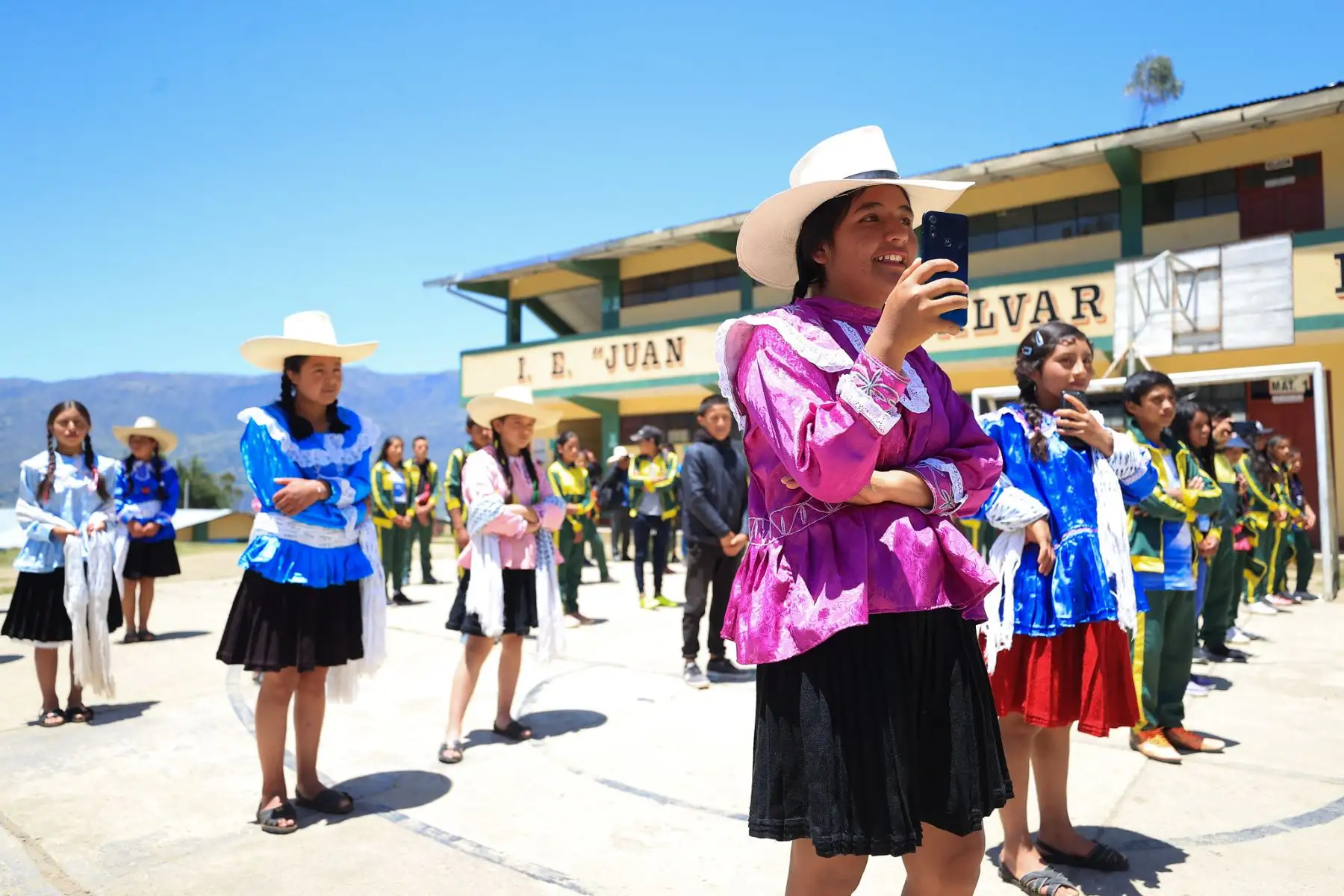 El presidente de la República, Pedro Castillo, visitó colegio Juan Velasco Alvarado del centro poblado de Huangamarca, en la región Cajamarca. Foto: ANDINA/Prensa Presidencia
