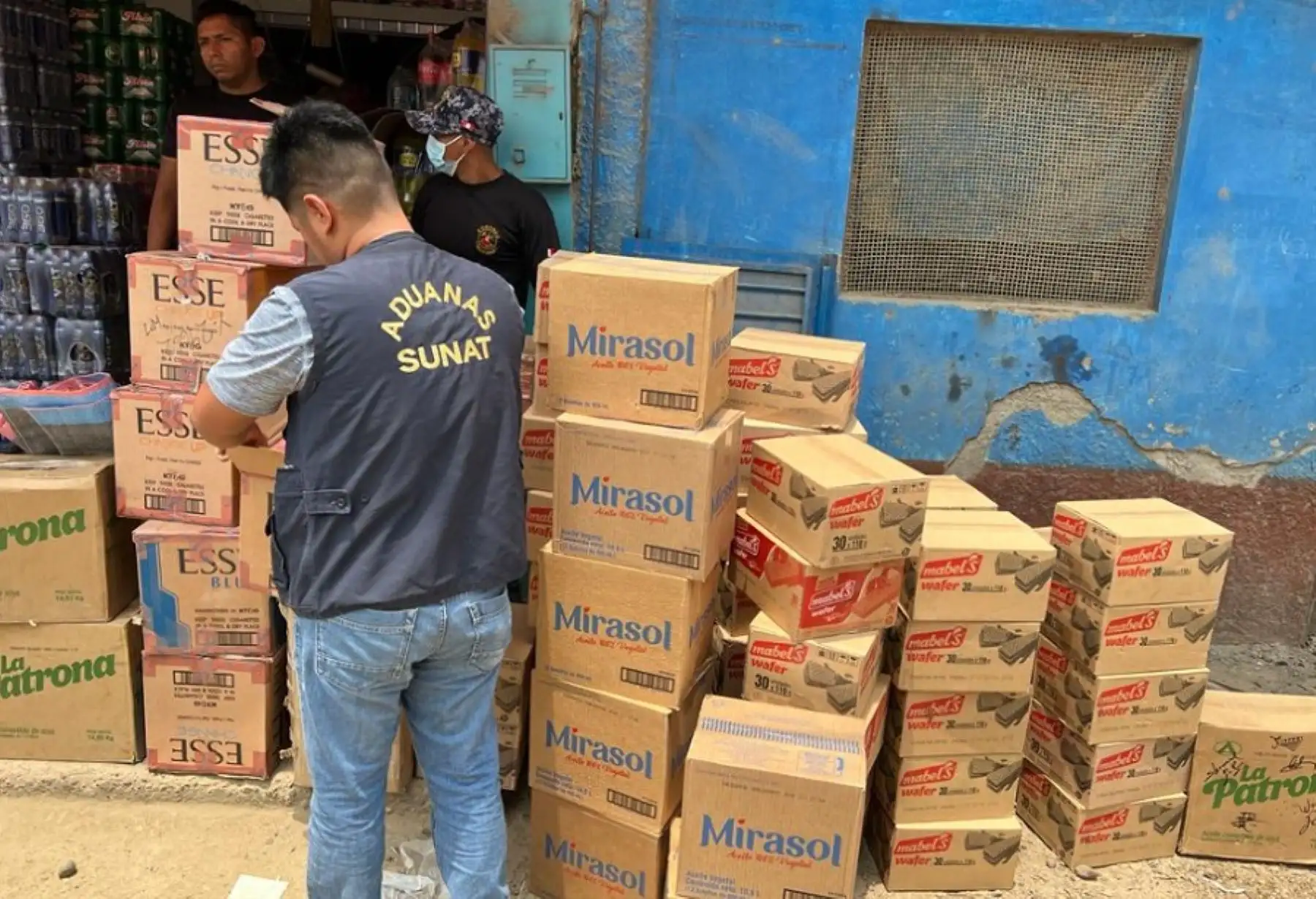La Superintendencia Nacional de Aduanas y de Administración Tributaria (Sunat) incautó mercadería consistente en licores, cigarrillos, tecnopor, aceite y comestibles por valor superior a los 27,000 dólares.