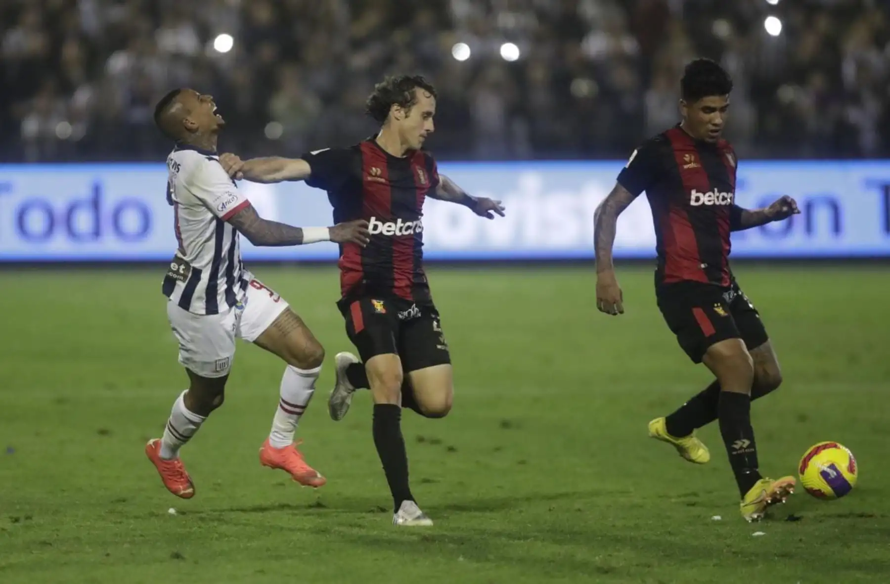 Alianza Lima se lleva la copa de la liga 1 tras vencer a Melgar de Arequipa. Foto: ANDINA/Juan Carlos Guzmán