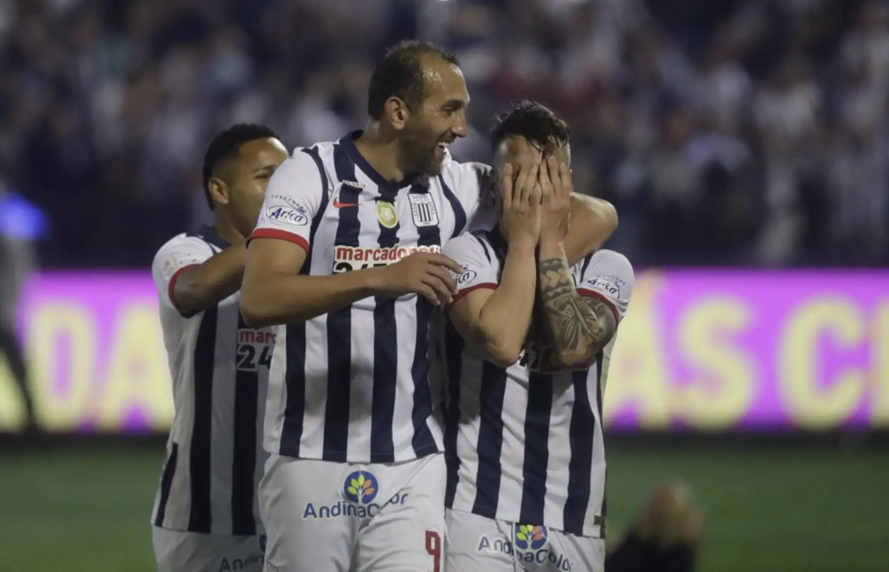 Alianza Lima se lleva la copa de la liga 1 tras vencer a Melgar de Arequipa. Foto: ANDINA/Juan Carlos Guzmán