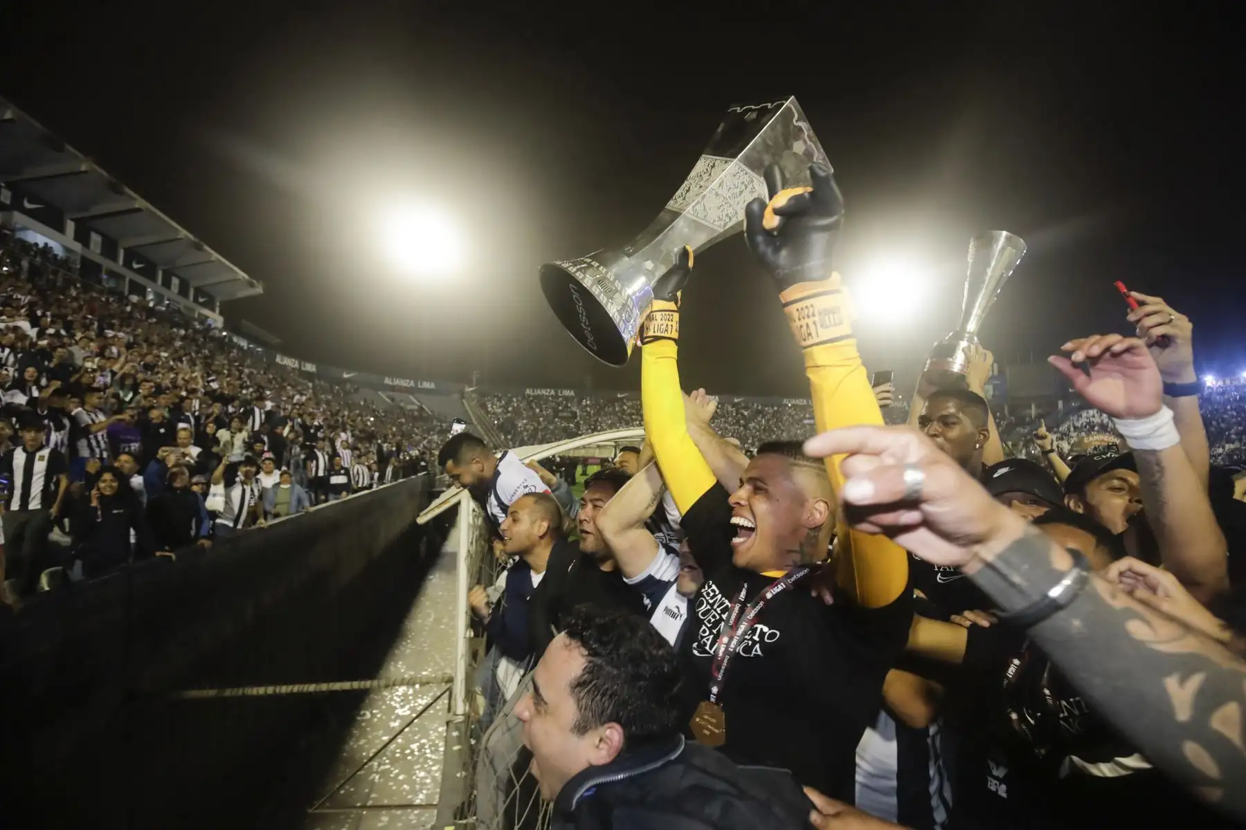 Alianza Lima consigue el Bicampeonato al derrotar a Melgar de Arequipa 2 a 0 con goles de Yordi Vilchez y Pablo Lavandeira.

Foto: ANDINA/Juan Carlos Guzmán Negrini