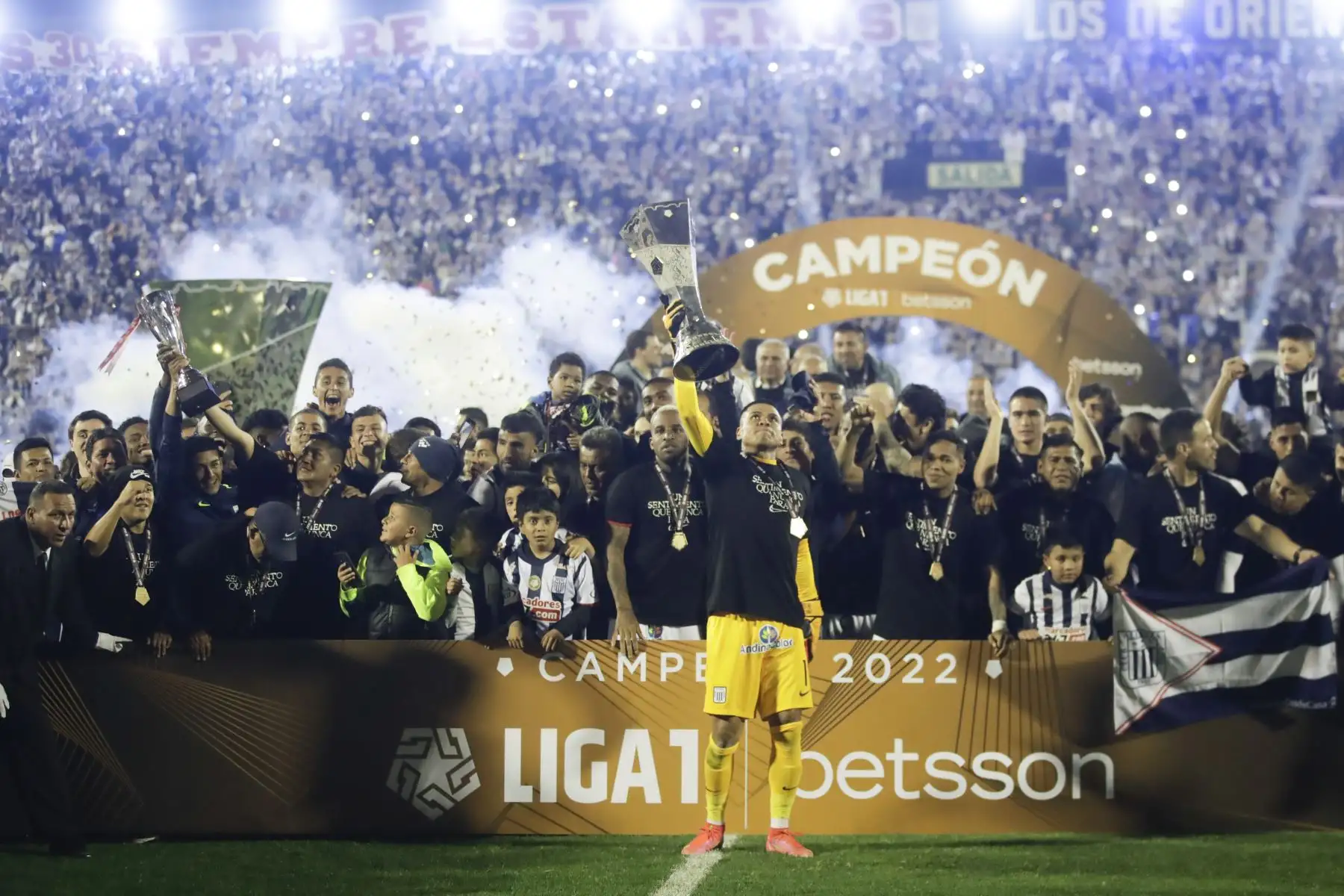Alianza Lima consigue el Bicampeonato al derrotar a Melgar de Arequipa 2 a 0 con goles de Yordi Vilchez y Pablo Lavandeira.

Foto: ANDINA/Juan Carlos Guzmán Negrini