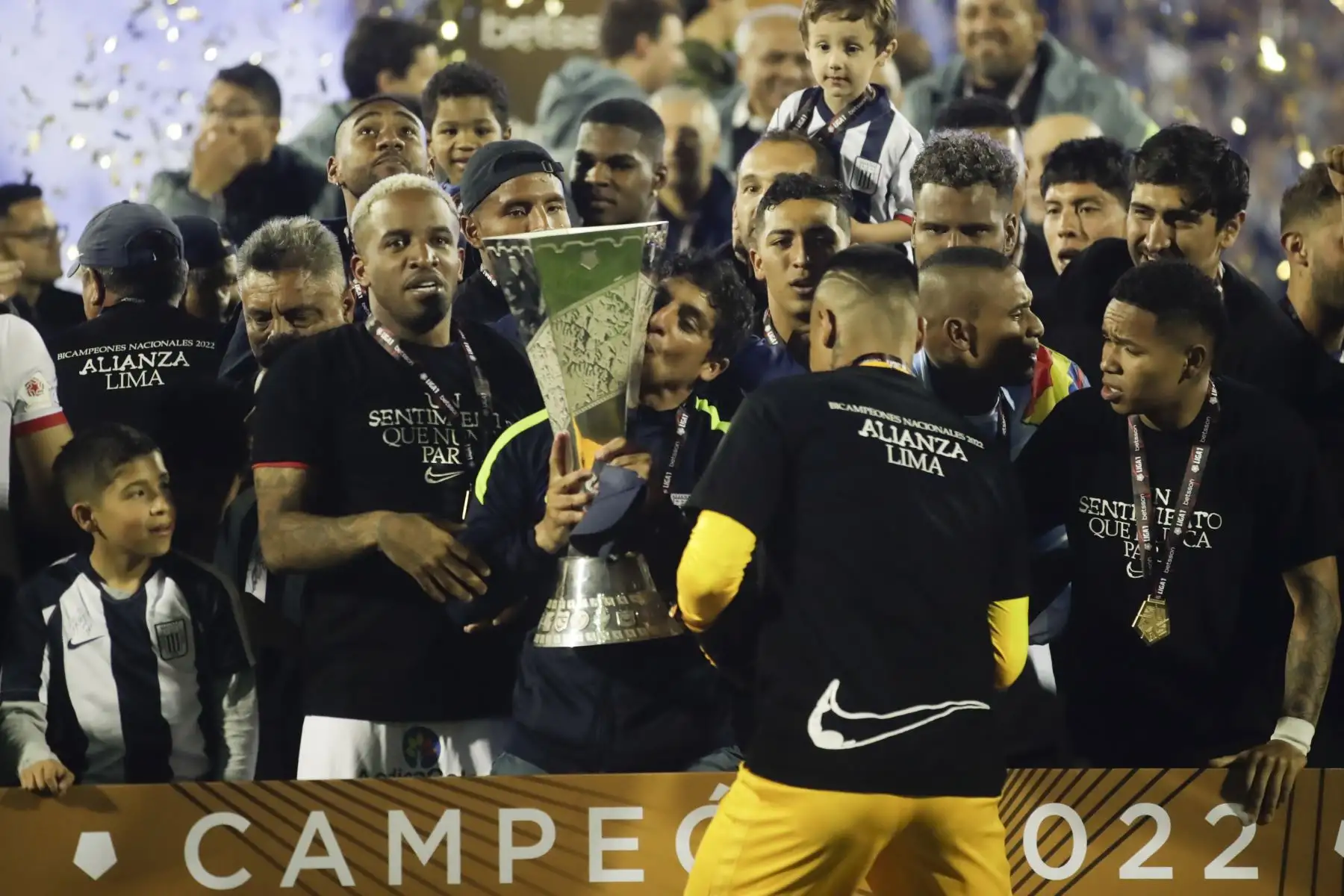 Alianza Lima consigue el Bicampeonato al derrotar a Melgar de Arequipa 2 a 0 con goles de Yordi Vilchez y Pablo Lavandeira.

Foto: ANDINA/Juan Carlos Guzmán Negrini