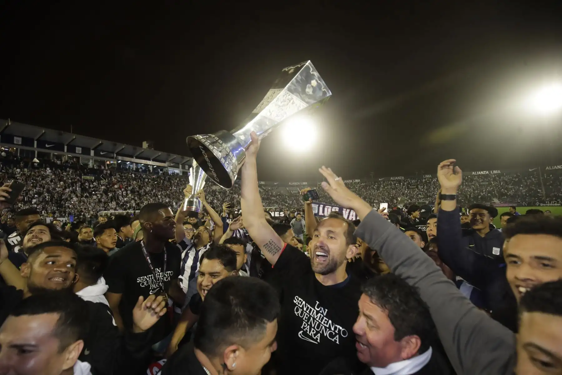 Alianza Lima consigue el Bicampeonato al derrotar a Melgar de Arequipa 2 a 0 con goles de Yordi Vilchez y Pablo Lavandeira.

Foto: ANDINA/Juan Carlos Guzmán Negrini