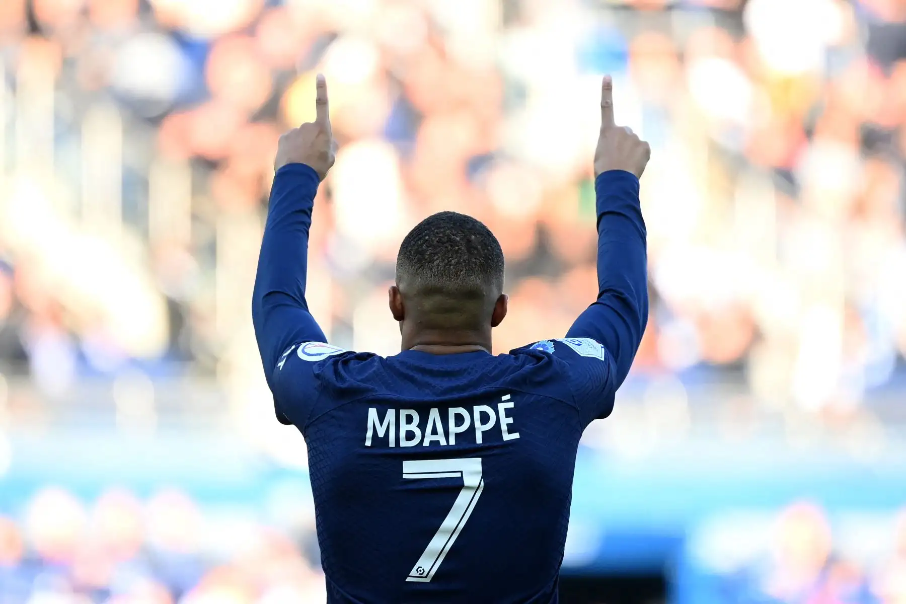 El delantero francés del Paris Saint-Germain, Kylian Mbappe, celebra marcar el primer gol de su equipo durante el partido de fútbol de la L1 francesa entre el Paris Saint-Germain FC y el AJ Auxerre en el estadio Parc des Princes de París.

Foto: AFP