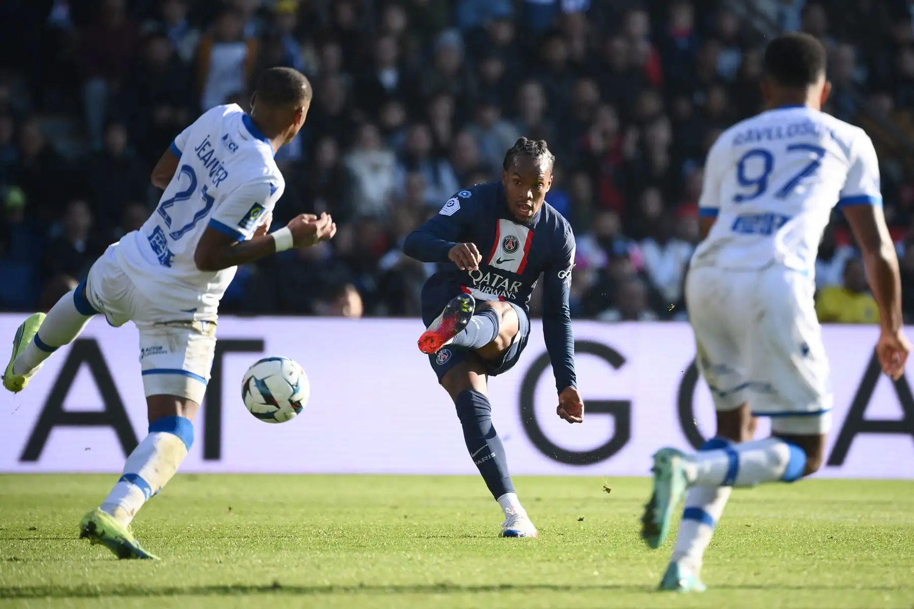 El mediocampista portugués de Paris Saint-Germain, Renato Sanches (C), patea para marcar el cuarto gol de su equipo durante el partido de fútbol francés L1 entre Paris Saint-Germain FC y AJ Auxerre en el estadio Parc des Princes en París

Foto: AFP