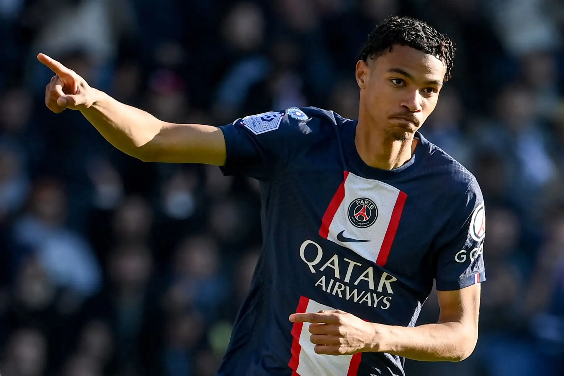 El delantero francés del Paris Saint-Germain, Hugo Ekitike, celebra marcar el quinto gol de su equipo durante el partido de fútbol de la L1 francesa entre el Paris Saint-Germain FC y el AJ Auxerre en el estadio Parc des Princes de París

Foto: AFP