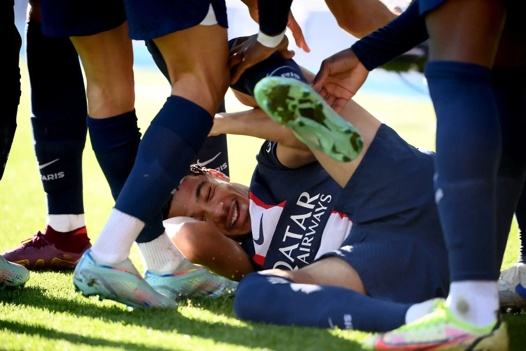 El delantero francés del Paris Saint-Germain Hugo Ekitike (C) celebra marcar el quinto gol de su equipo durante el partido de fútbol de la L1 francesa entre el Paris Saint-Germain FC y el AJ Auxerre en el estadio Parc des Princes de París

Foto: AFP