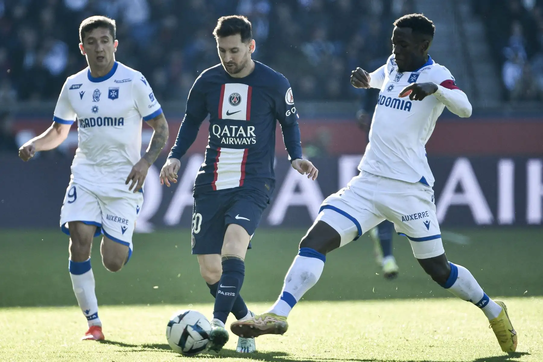 El delantero argentino de Paris Saint-Germain, Lionel Messi (C), corre con el balón durante el partido de fútbol francés L1 entre Paris Saint-Germain FC y AJ Auxerre en el estadio Parc des Princes de París

Foto: AFP