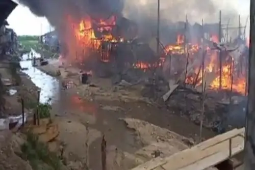 Bomberos, policías y vecinos tratan de controlar las lenguas de fuego. Foto: Internet/medios