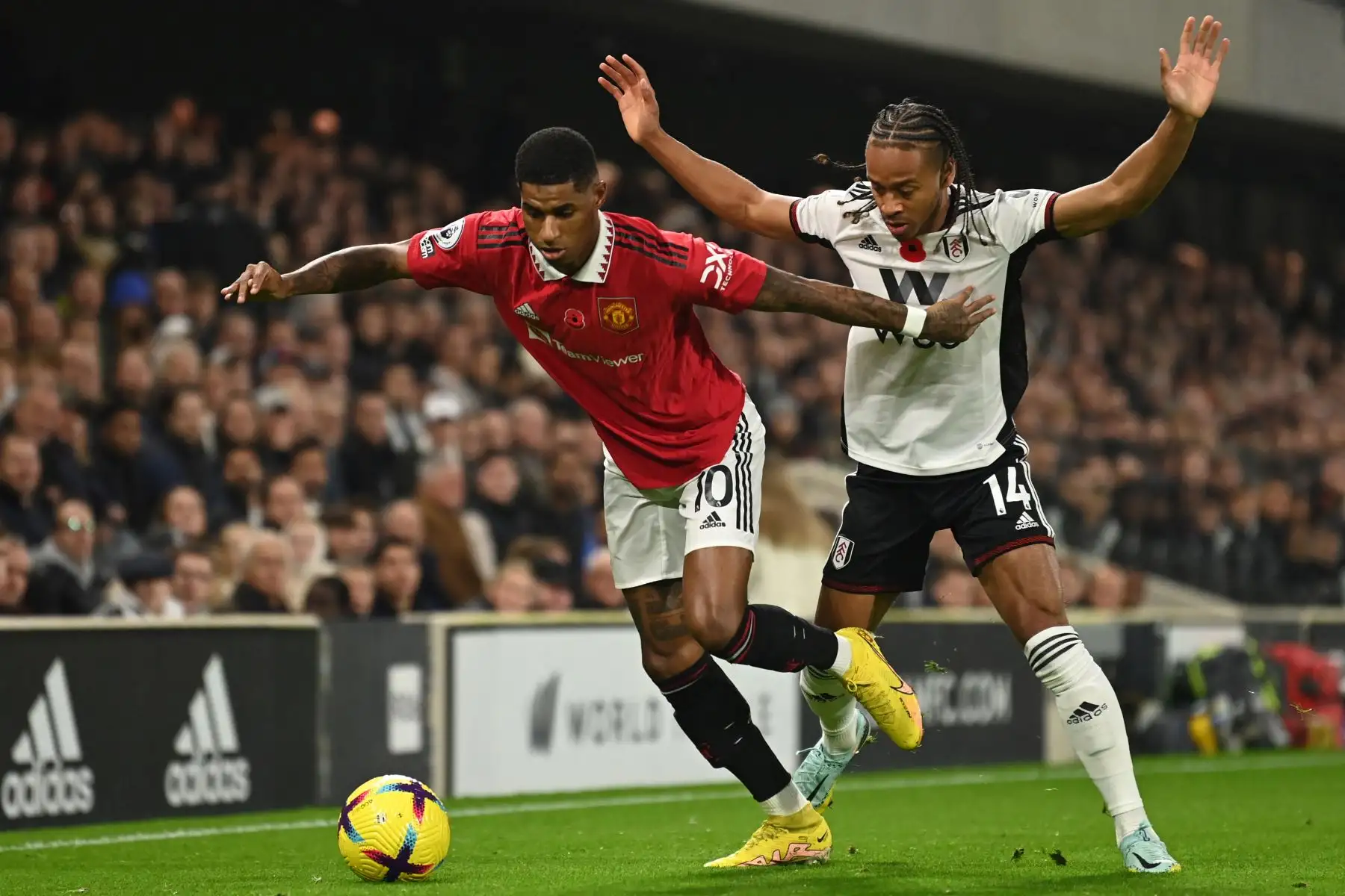 El delantero inglés del Manchester United, Marcus Rashford (L), compite con el delantero jamaicano del Fulham, Bobby Decordova-Reid (R), durante el partido de fútbol de la Premier League inglesa entre el Fulham y el Manchester United en Craven Cottage en Londres

Foto: AFP