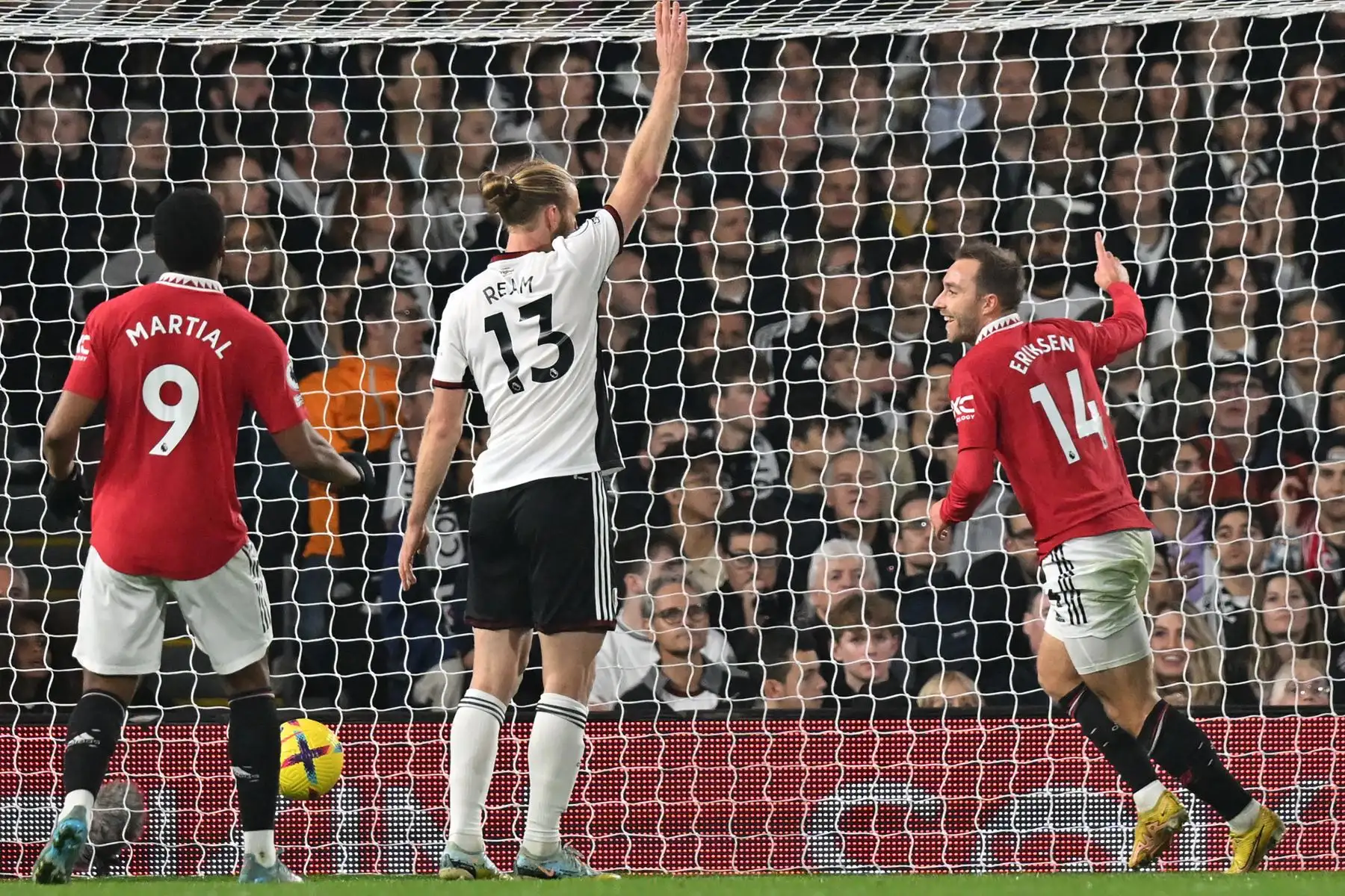 El centrocampista danés del Manchester United Christian Eriksen (R) celebra marcar el primer gol de su equipo durante el partido de fútbol de la Premier League inglesa entre el Fulham y el Manchester United en Craven Cottage en Londres

Foto: AFP
