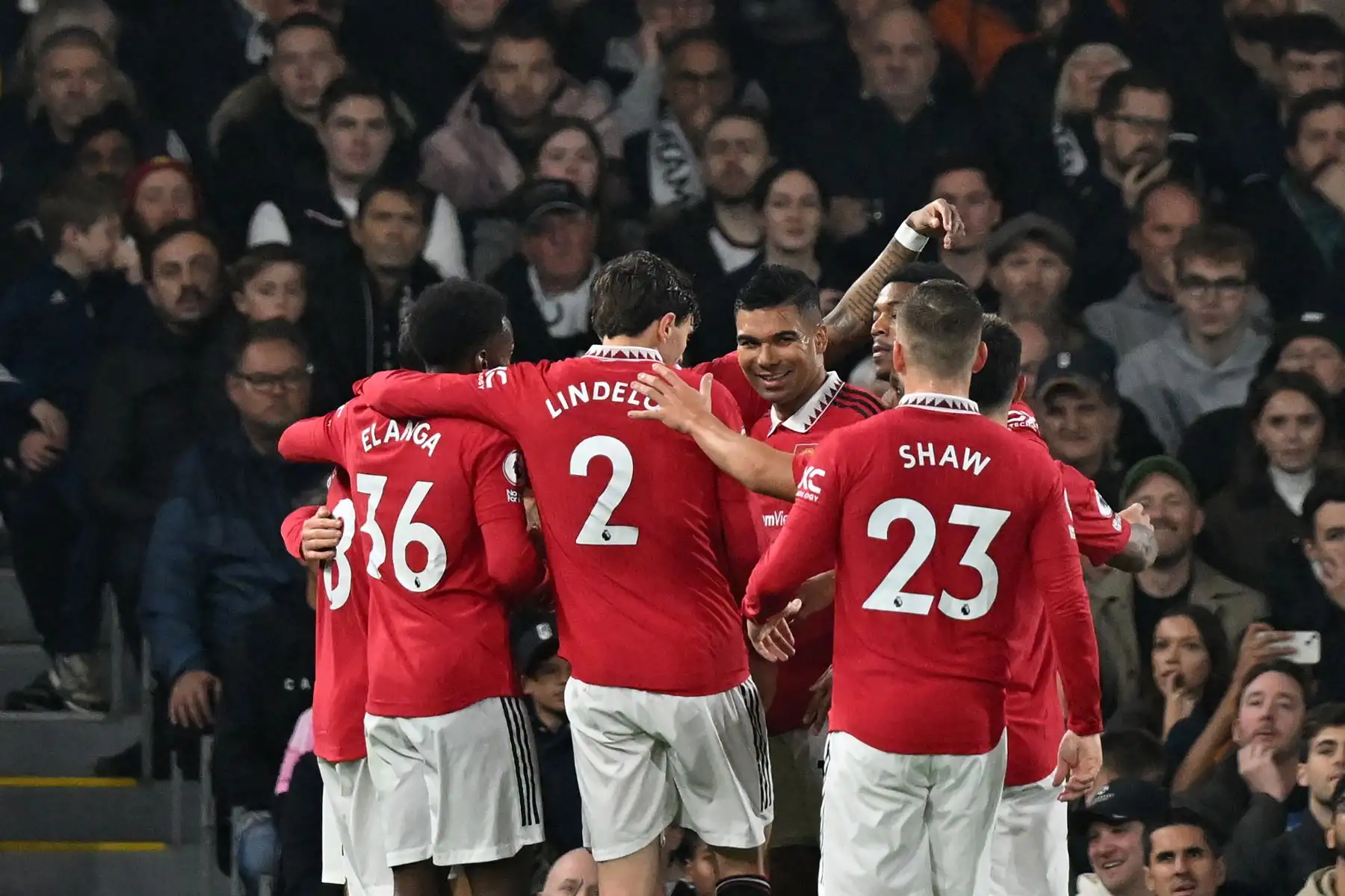 El mediocampista danés del Manchester United, Christian Eriksen, celebra con sus compañeros de equipo después de marcar el primer gol de su equipo durante el partido de fútbol de la Premier League inglesa entre Fulham y Manchester United en Craven Cottage en Londres

Foto: AFP