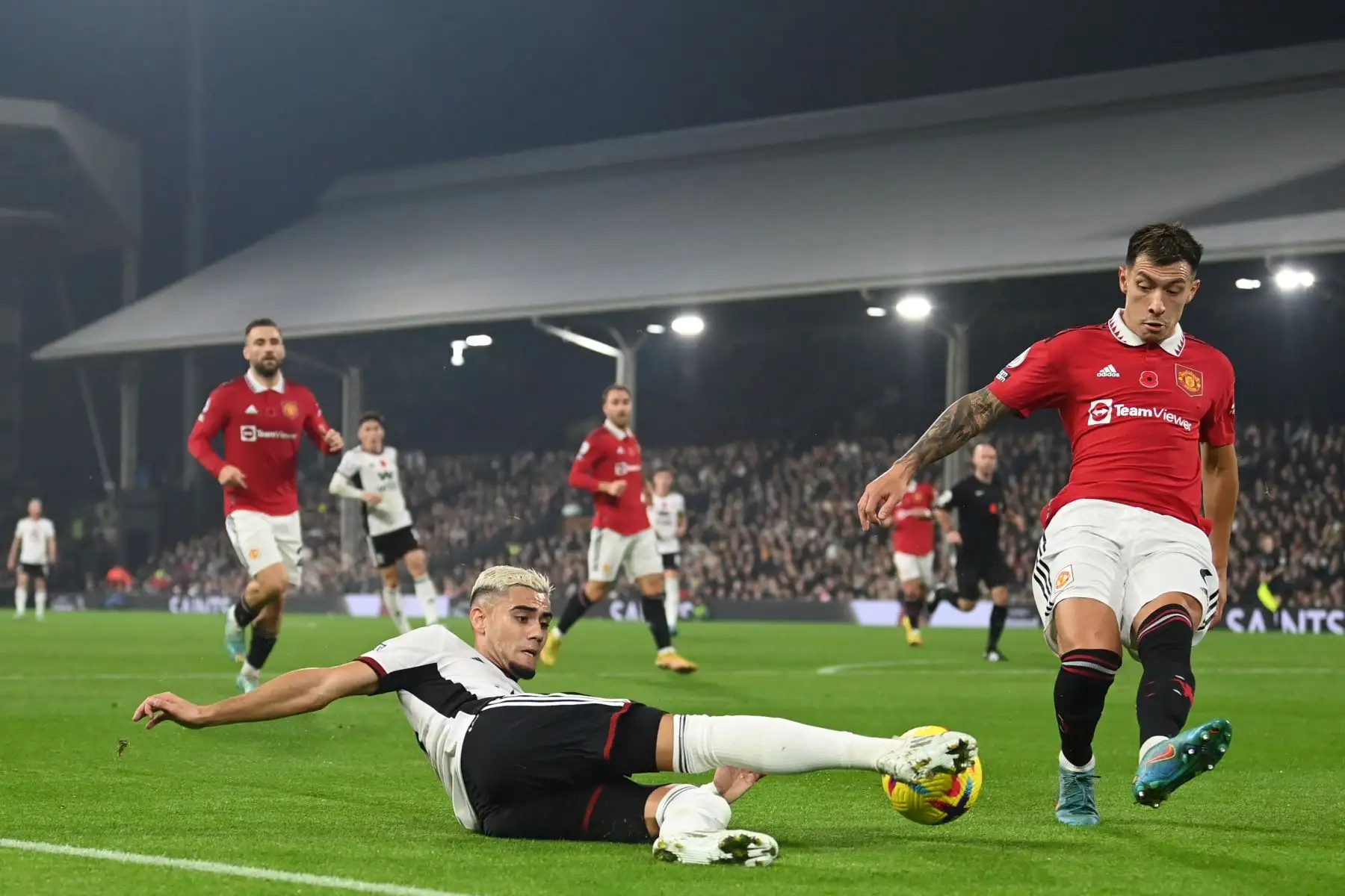 El mediocampista brasileño del Fulham, Andreas Pereira (centro), compite con el defensa argentino del Manchester United, Lisandro Martínez (derecha), durante el partido de fútbol de la Premier League inglesa entre el Fulham y el Manchester United en Craven Cottage en Londres
Foto: AFP