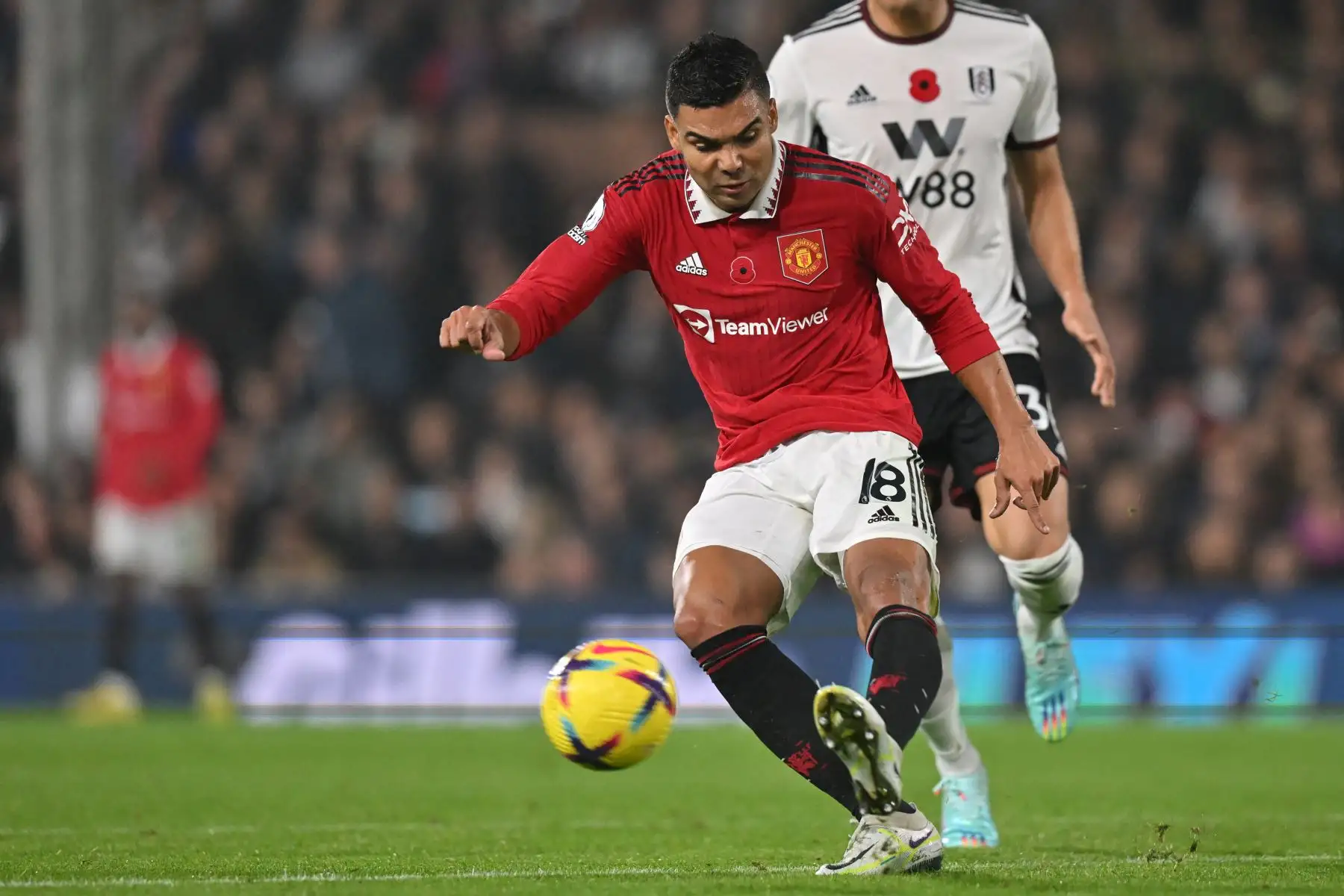 El mediocampista brasileño del Manchester United, Casemiro, cruza el balón durante el partido de fútbol de la Premier League inglesa entre el Fulham y el Manchester United en Craven Cottage en Londres
Foto: AFP