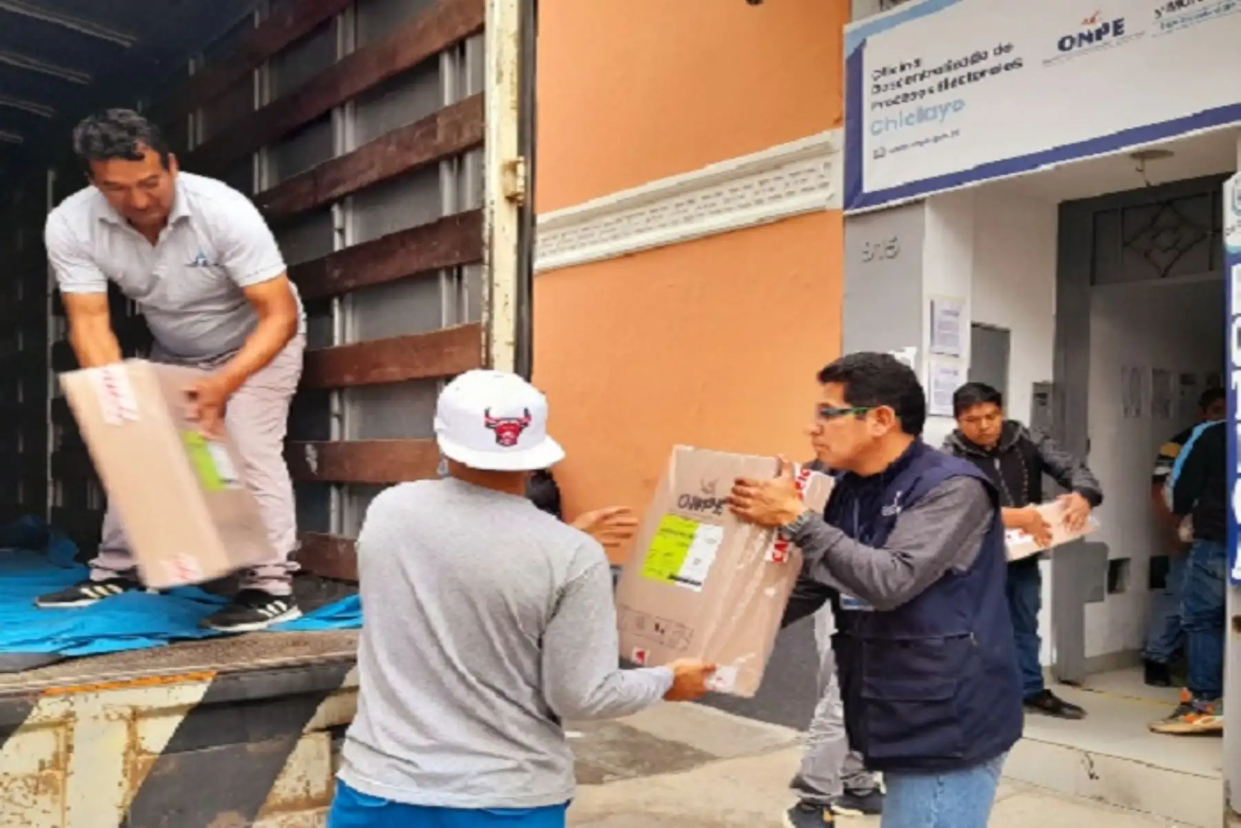 El material recibido será empleado en los talleres y la jornada de capacitación de miembros de mesa titulares y suplentes.