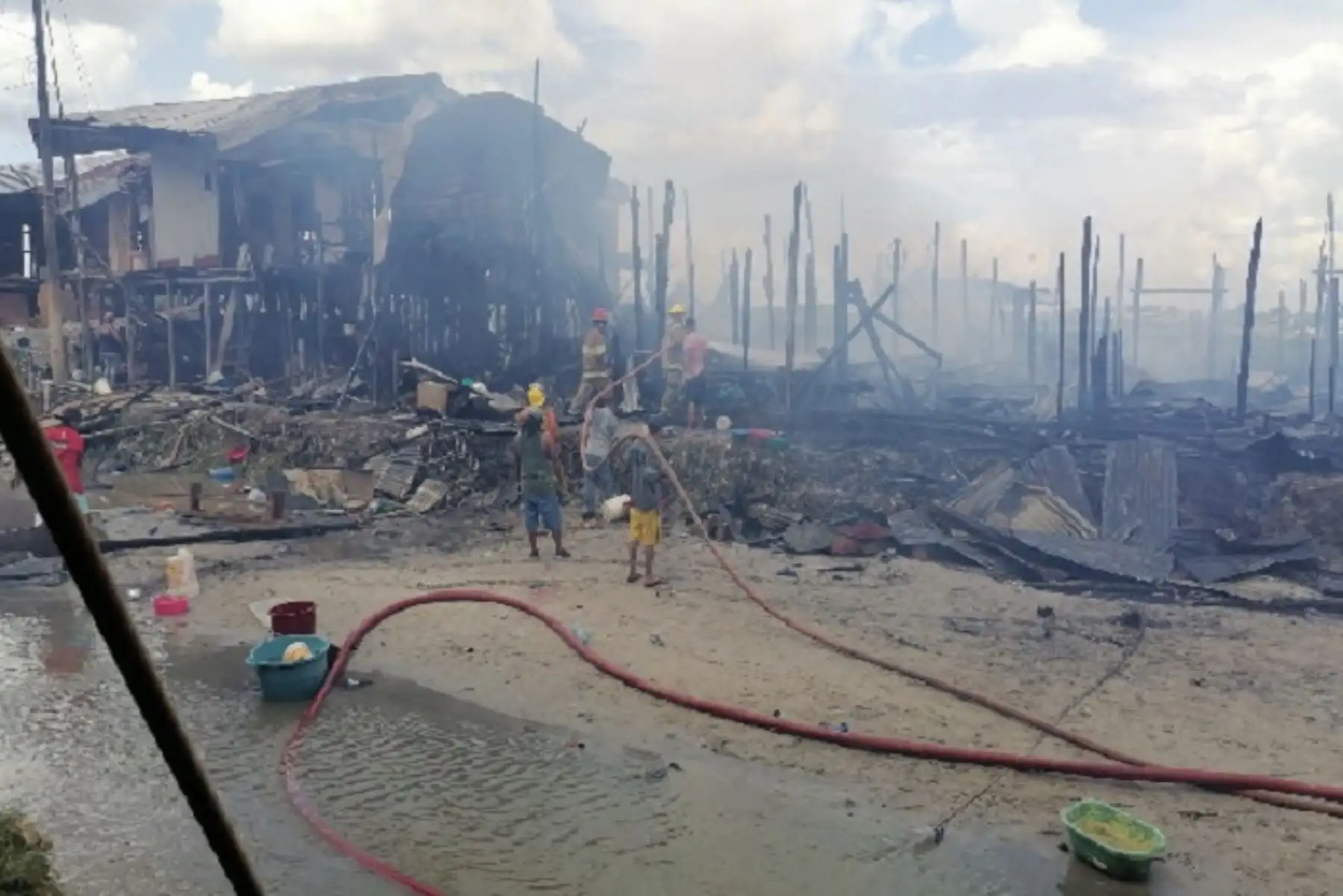 Autoridades de Loreto coordinan acciones de respuesta por incendio urbano en Iquitos