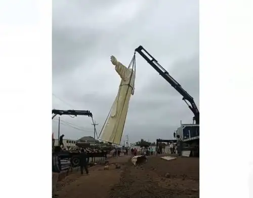 Estatua de Cristo Redentor queda decapitada tras una mala maniobra cuando intentaban instalarla en el ingreso al distrito de Pátapo, región Lambayeque.
